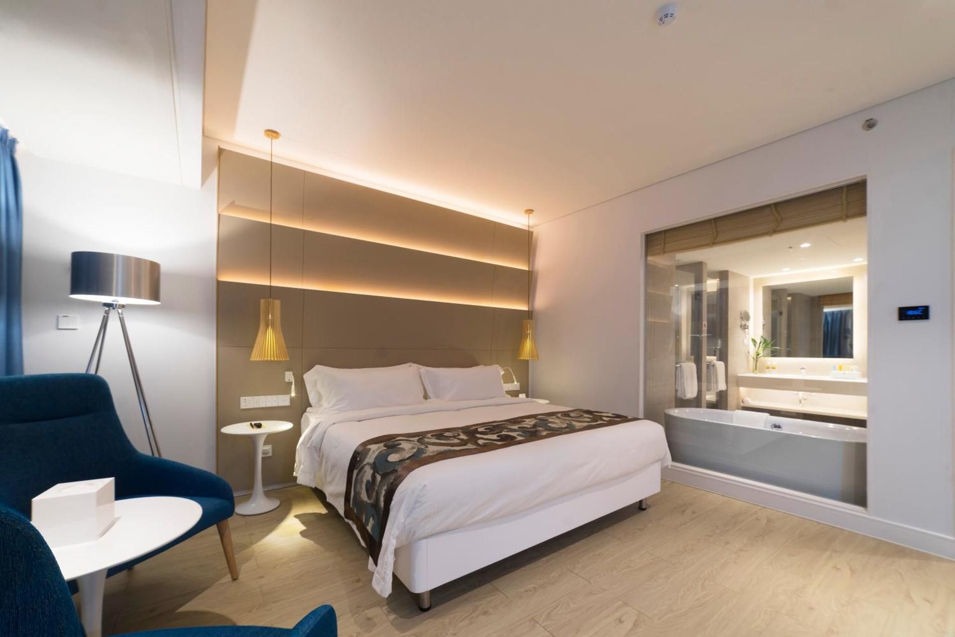 Deluxe Queen Room (5mins Walk to Meilan Airport)