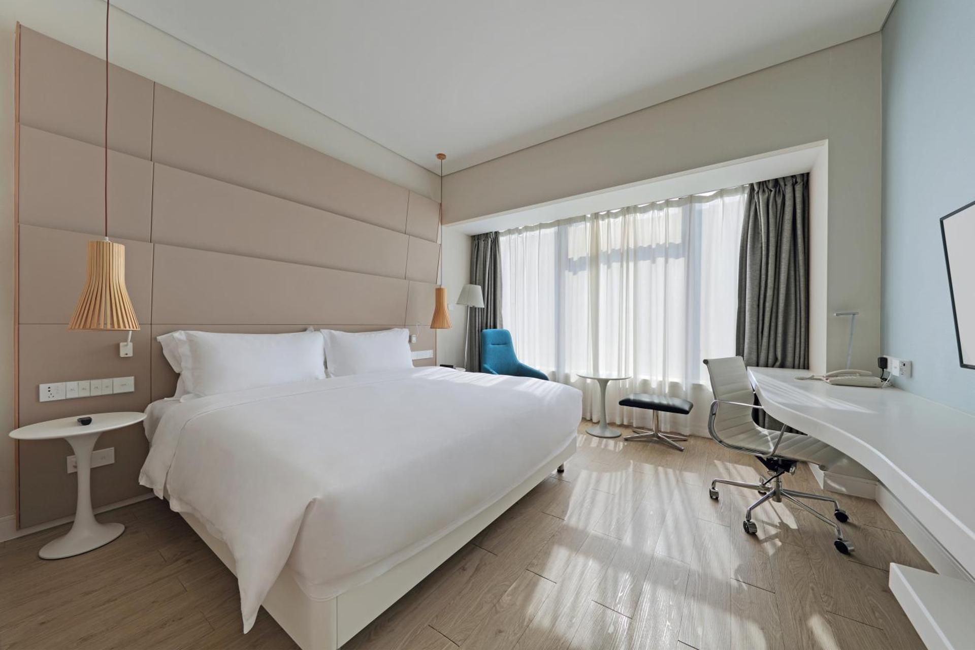 Deluxe Queen Room (5mins Walk to Meilan Airport)