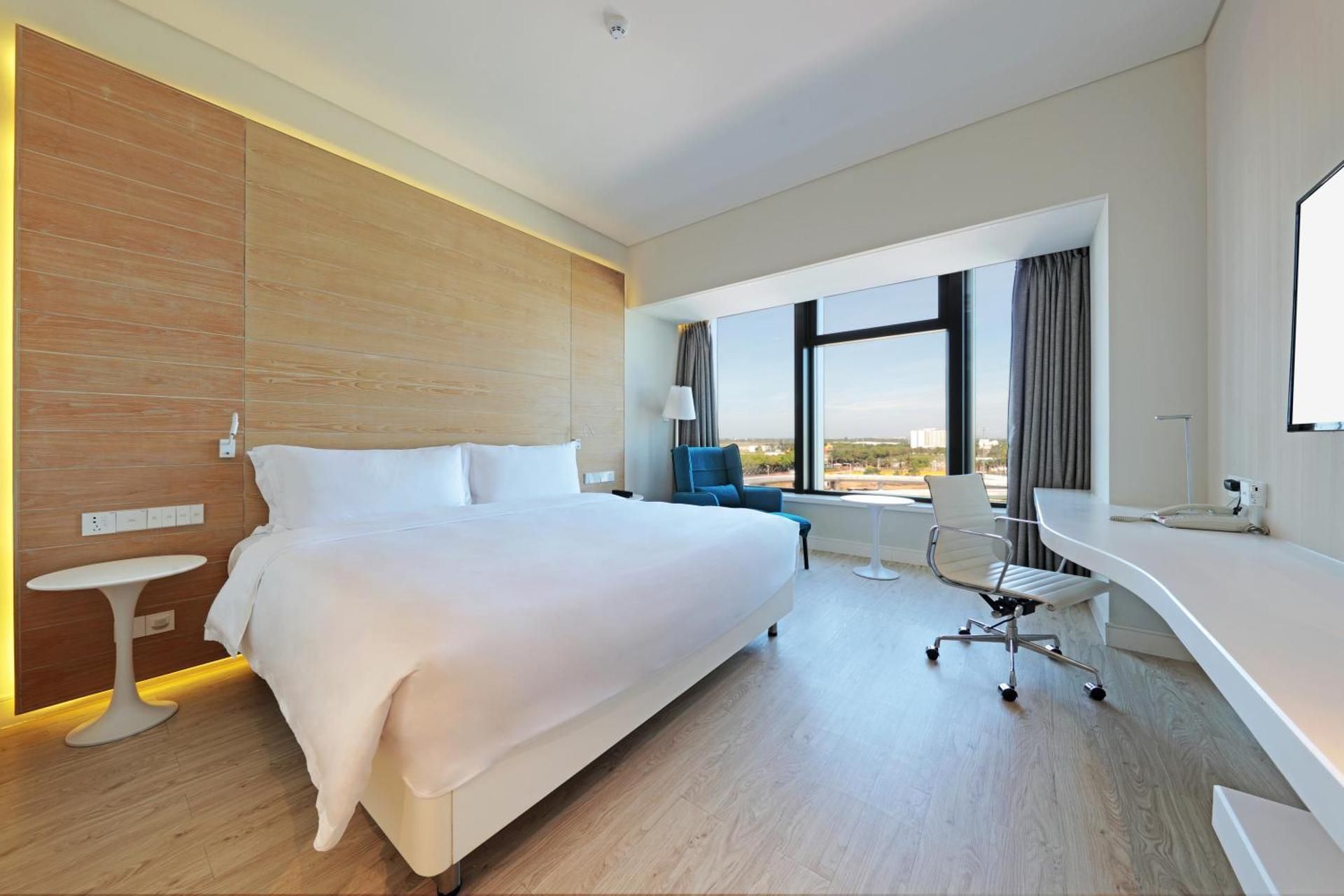 Superior Queen Room (5mins Walk to Meilan Airport)
