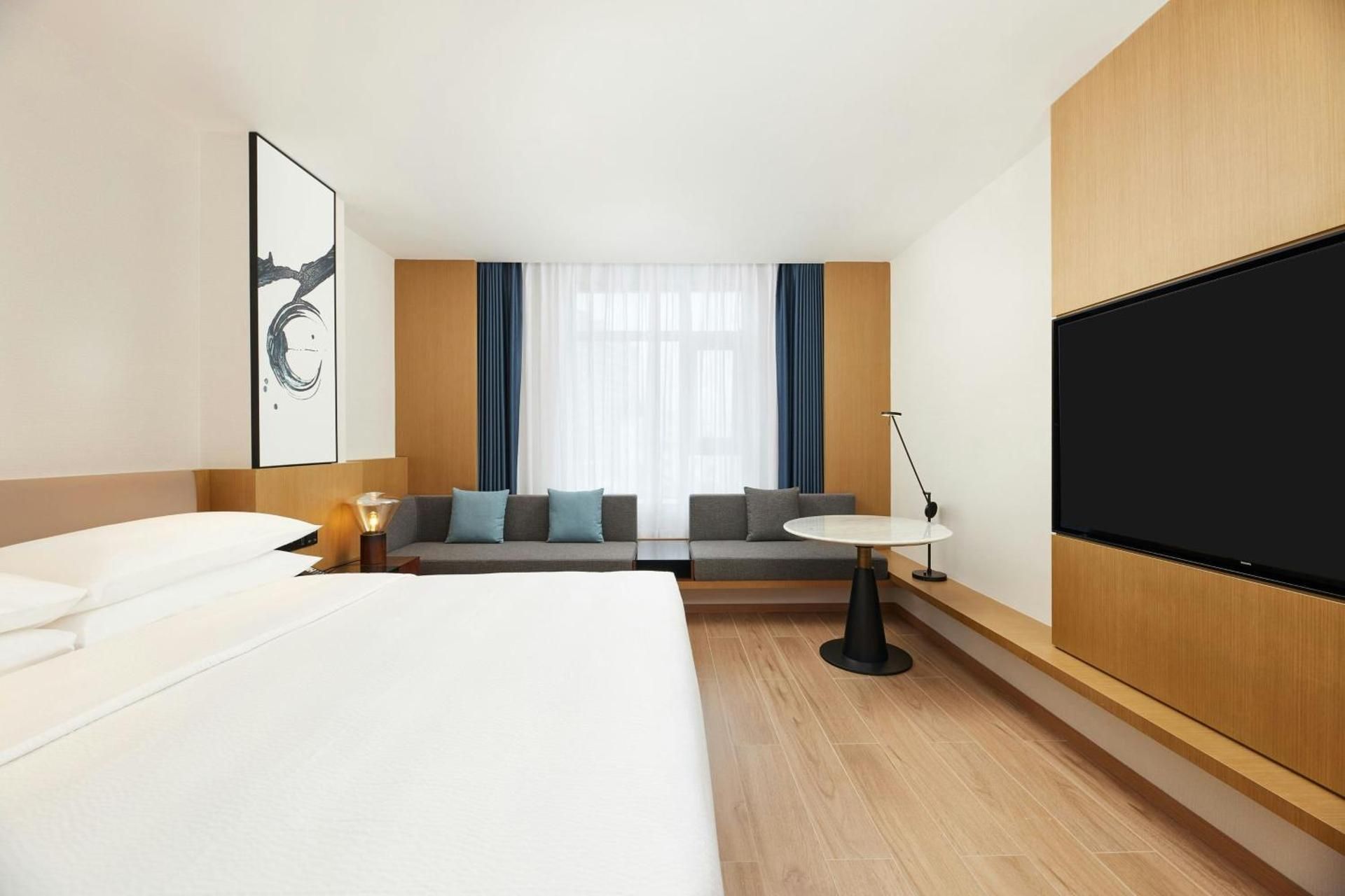 Standard King Room with City View