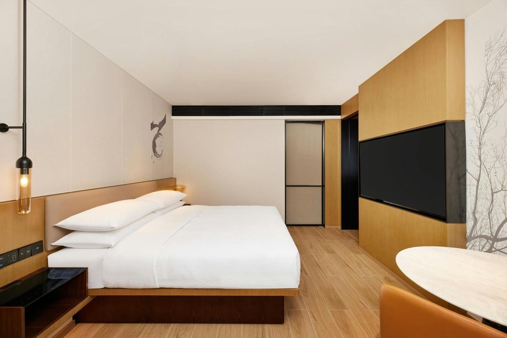 Suite, 1 King, City view