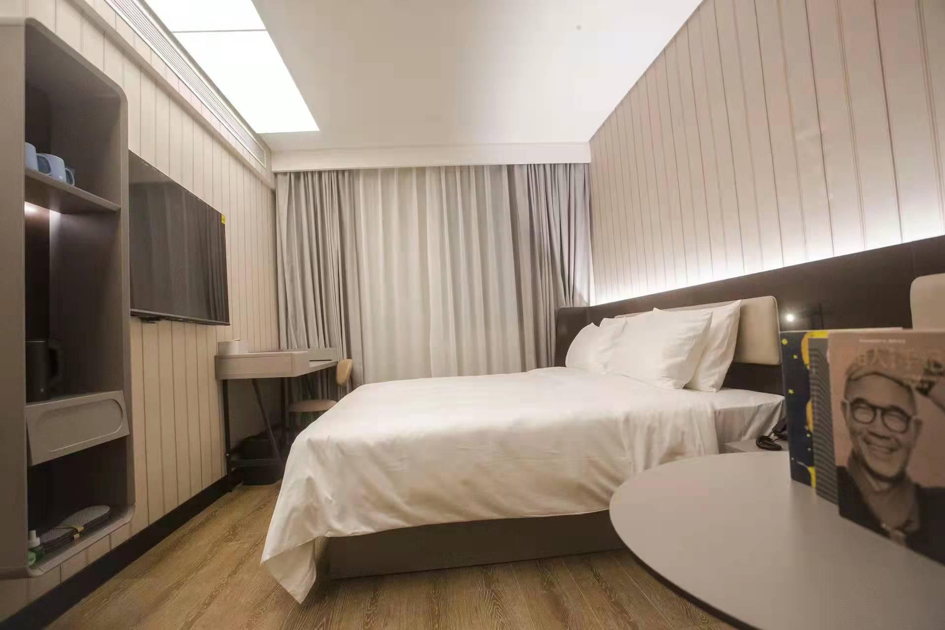 Huazhu - Room With Bed