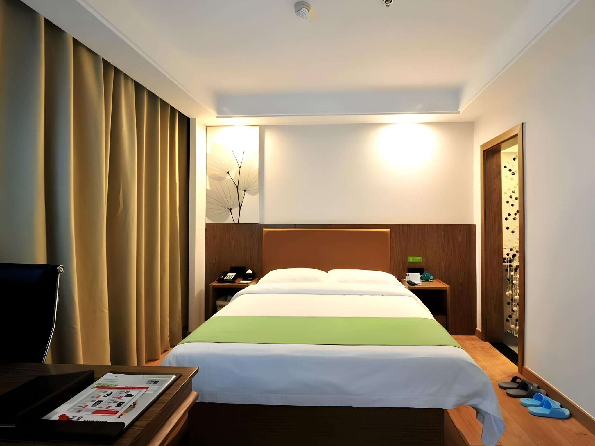 Hotel Queen Room