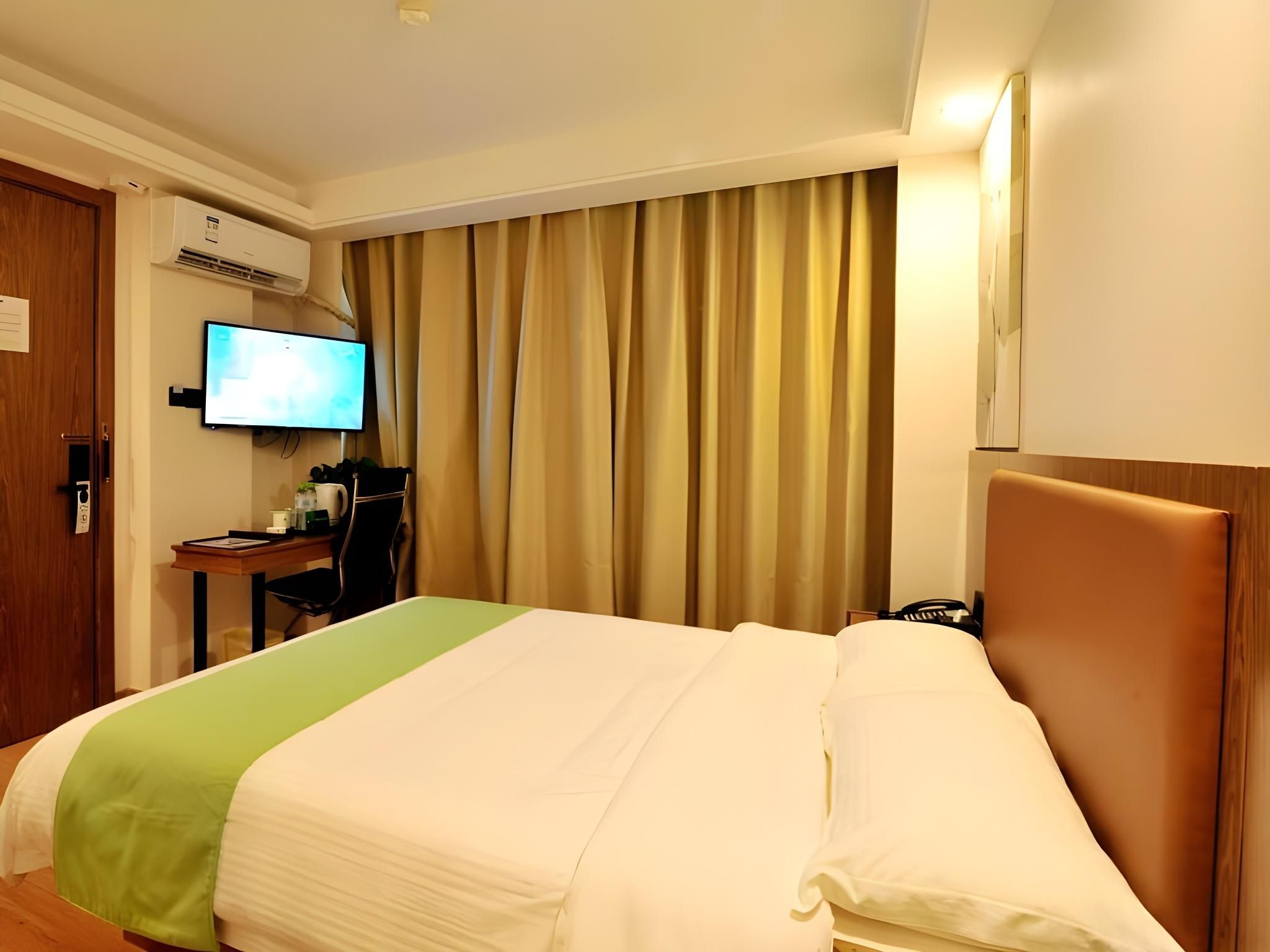 Hotel Queen Room