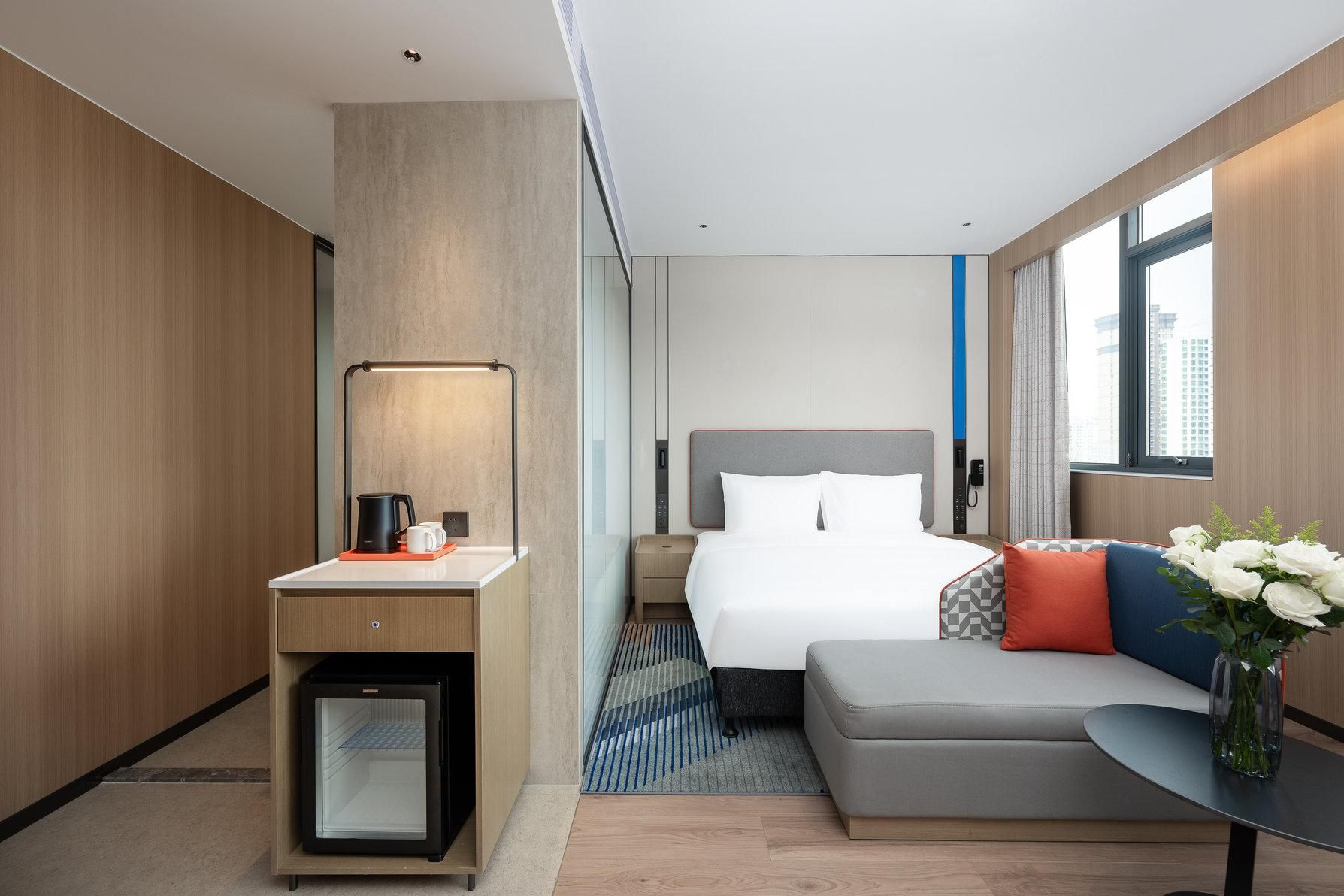 1 King Standard Extra Floor Space with Bath