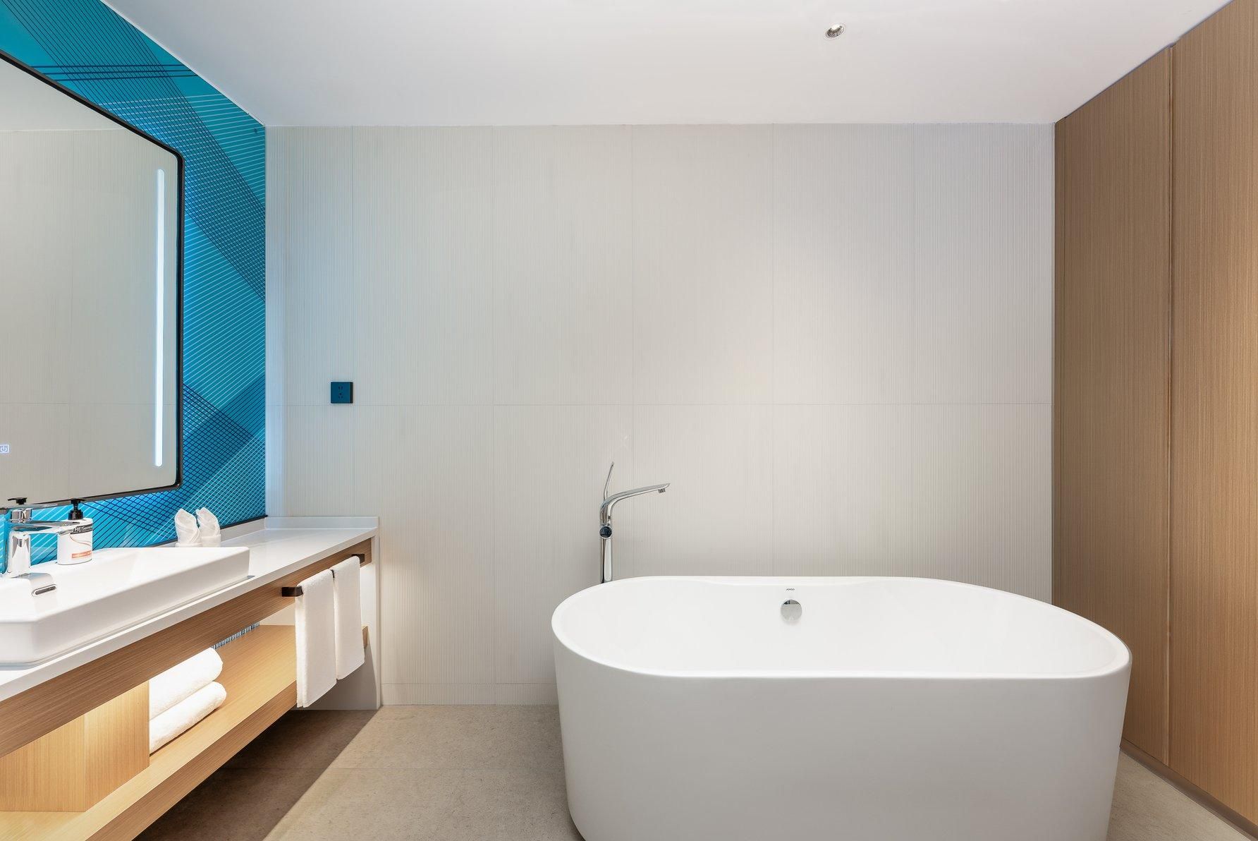 1 King Standard Extra Floor Space with Bath