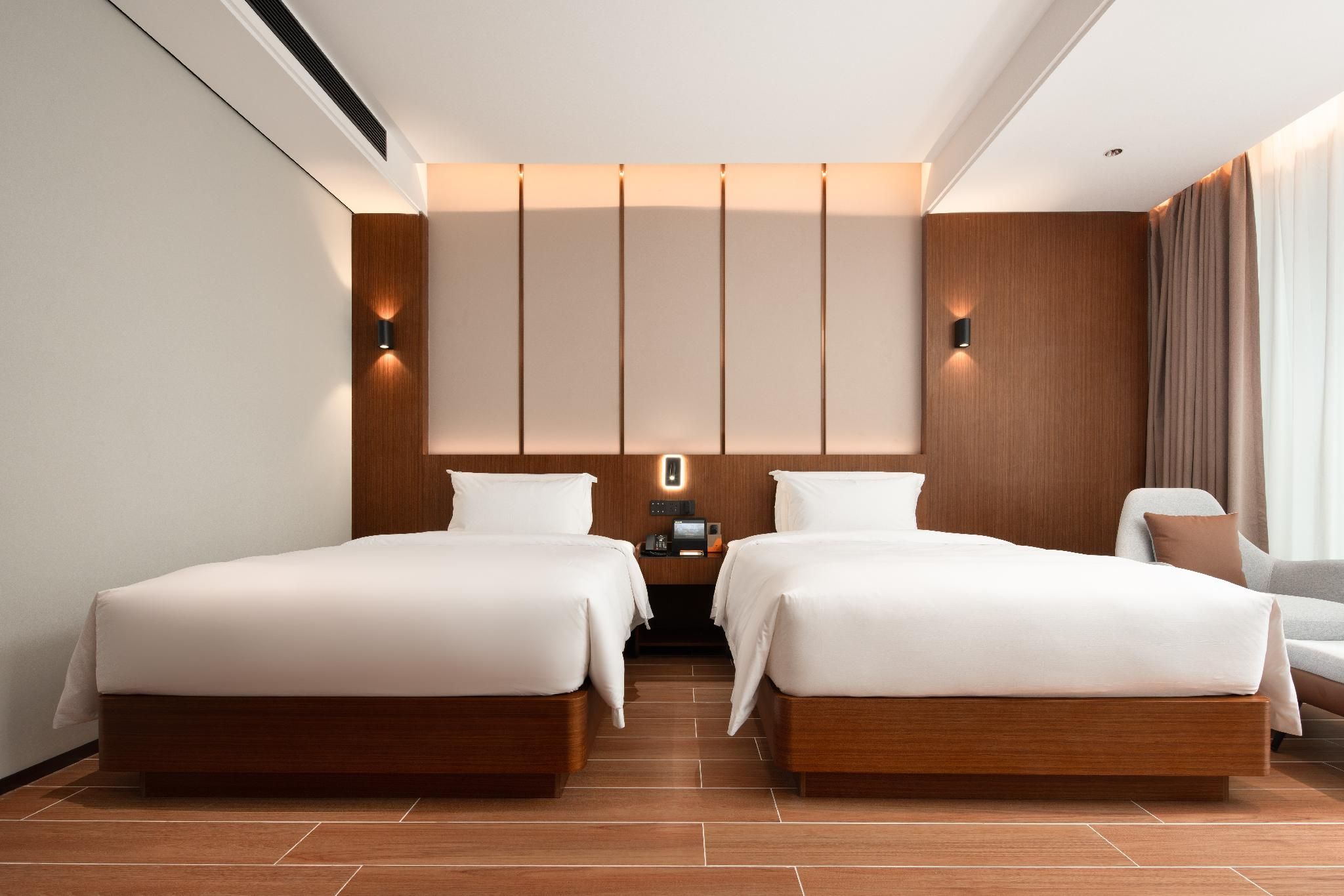 2 Queen Beds - Deluxe, Non-Smoking