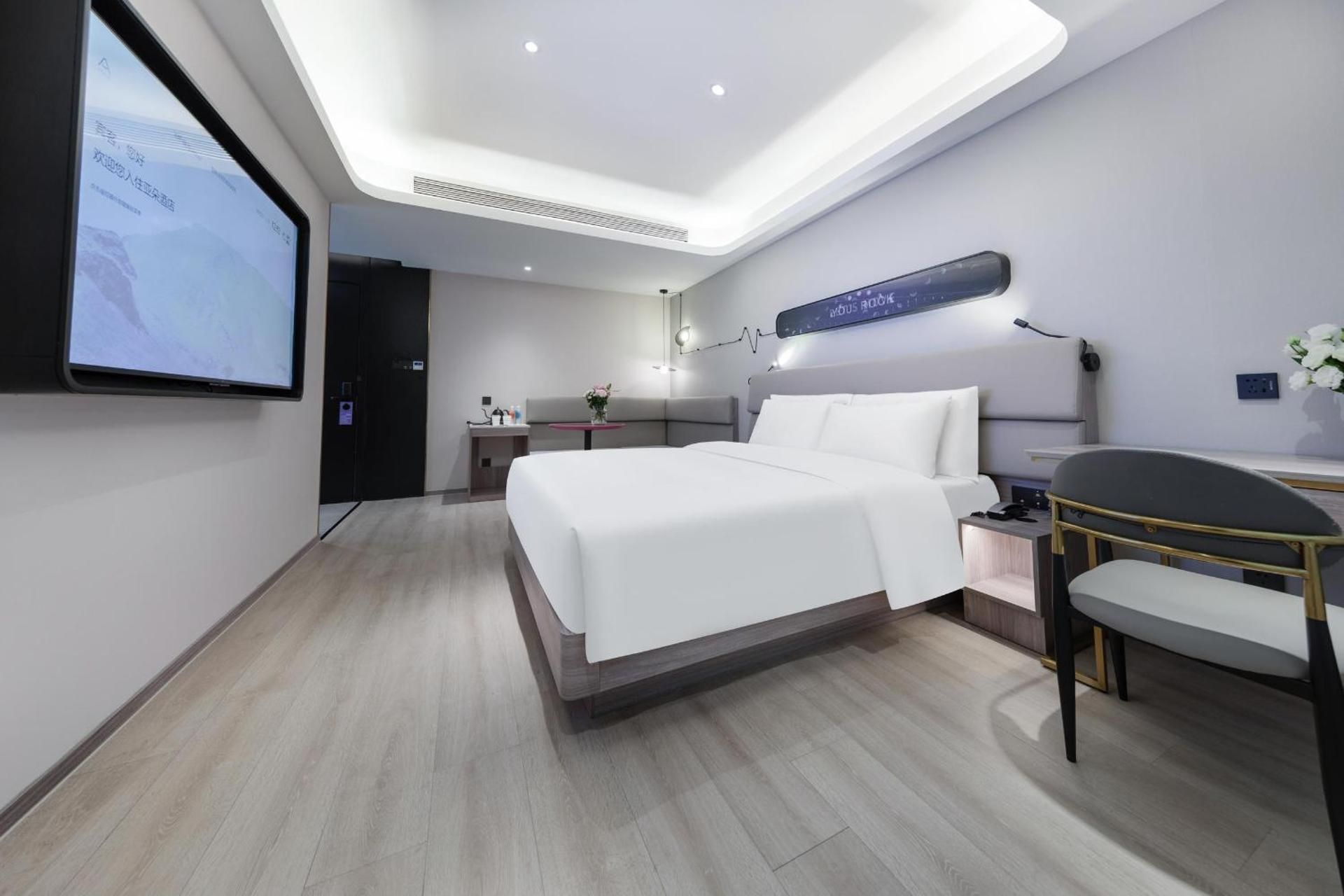 Light Double Room with Inner Window