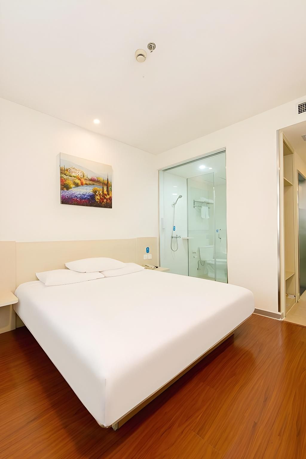 Hotel Queen Room