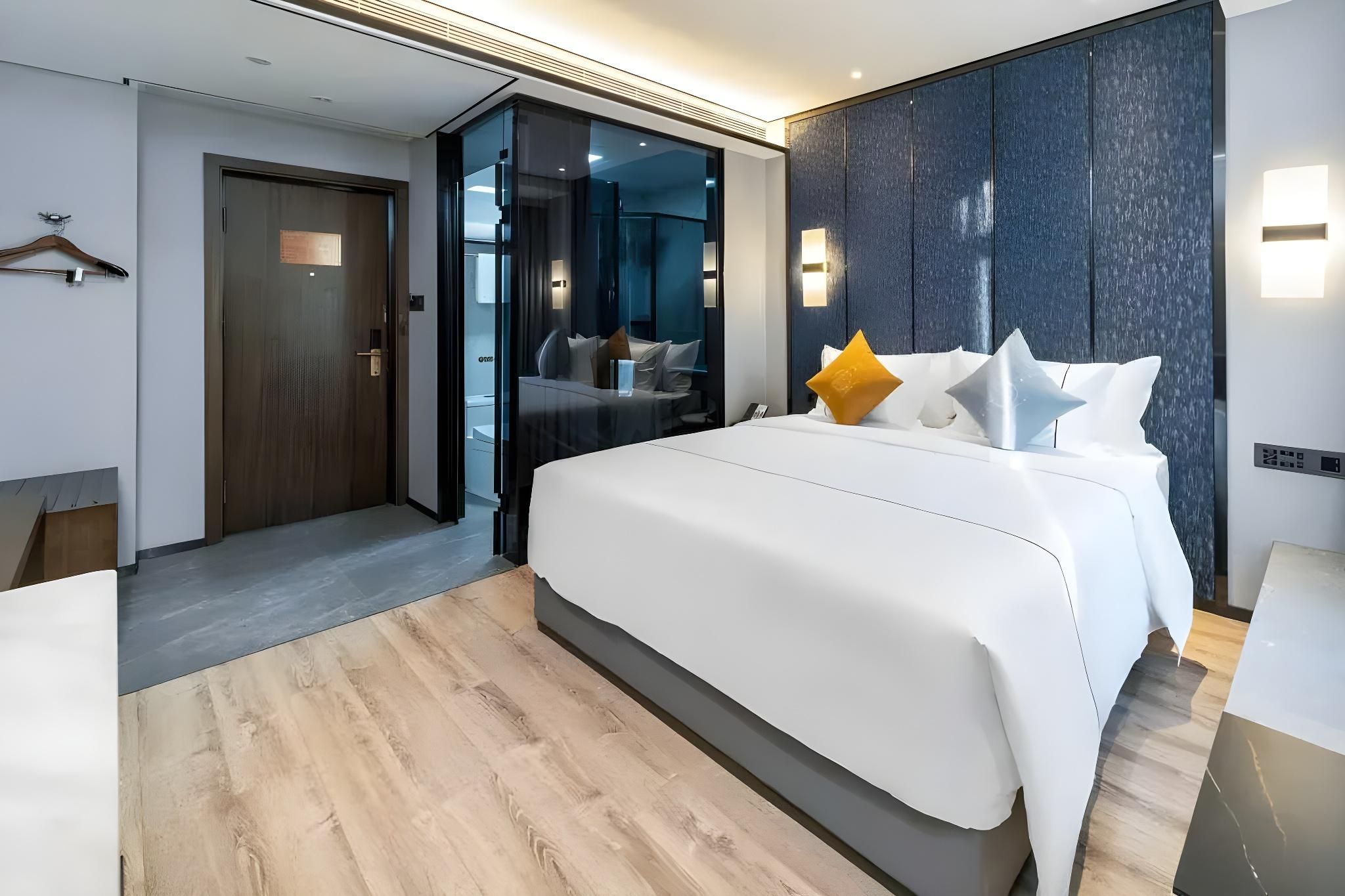 Queen Room with View