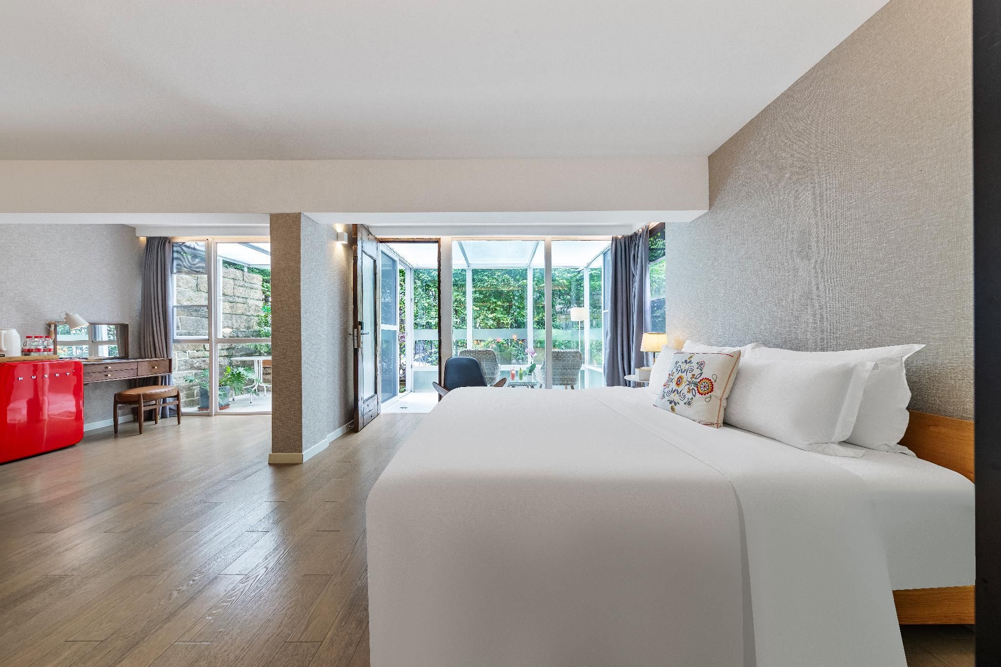 Suite with Bathtub