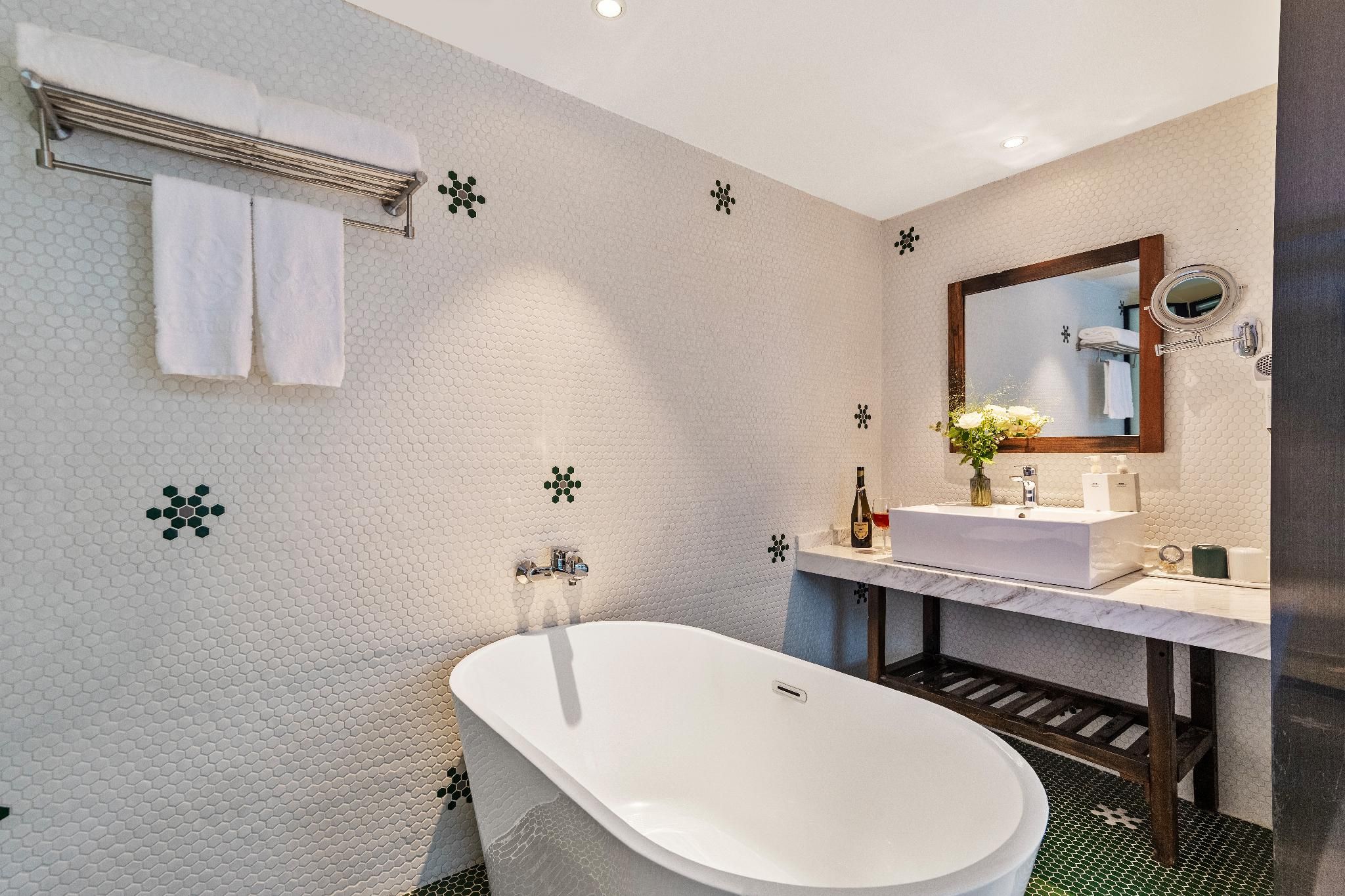 Suite with Bathtub