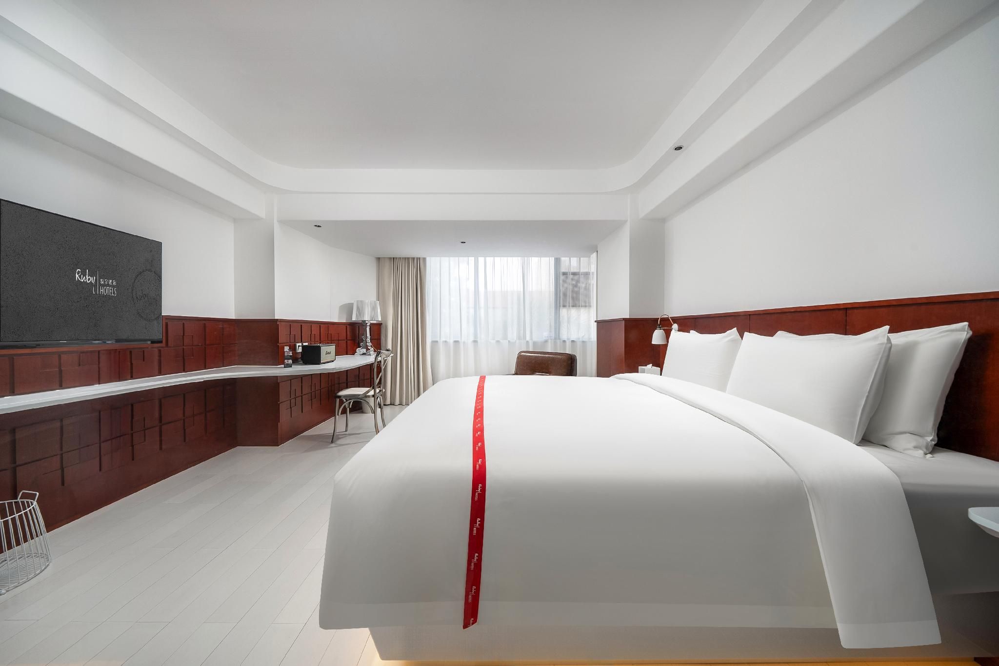GTR Special offer - Guest Room with One 1.8M Bed