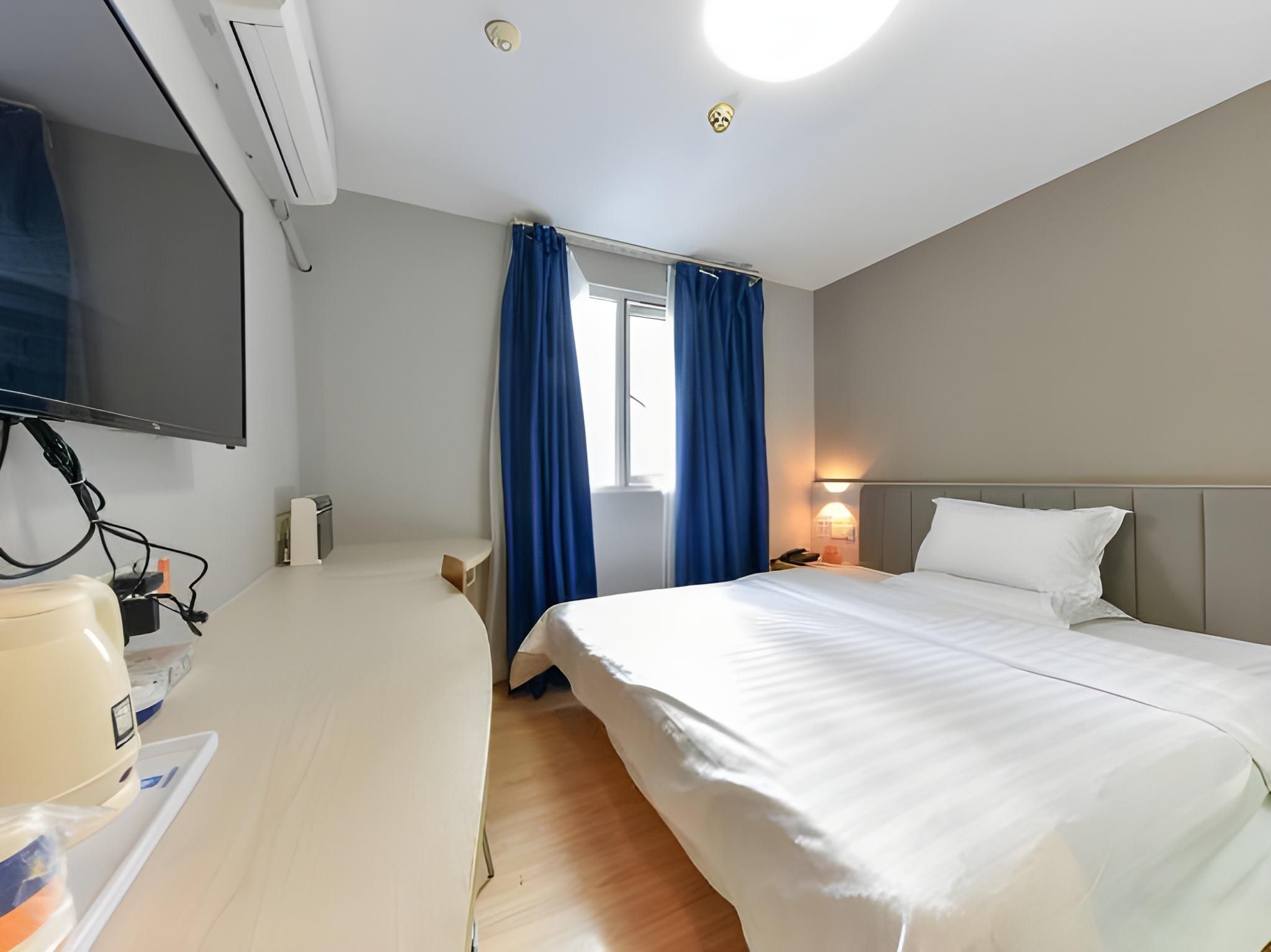 Business Queen Room