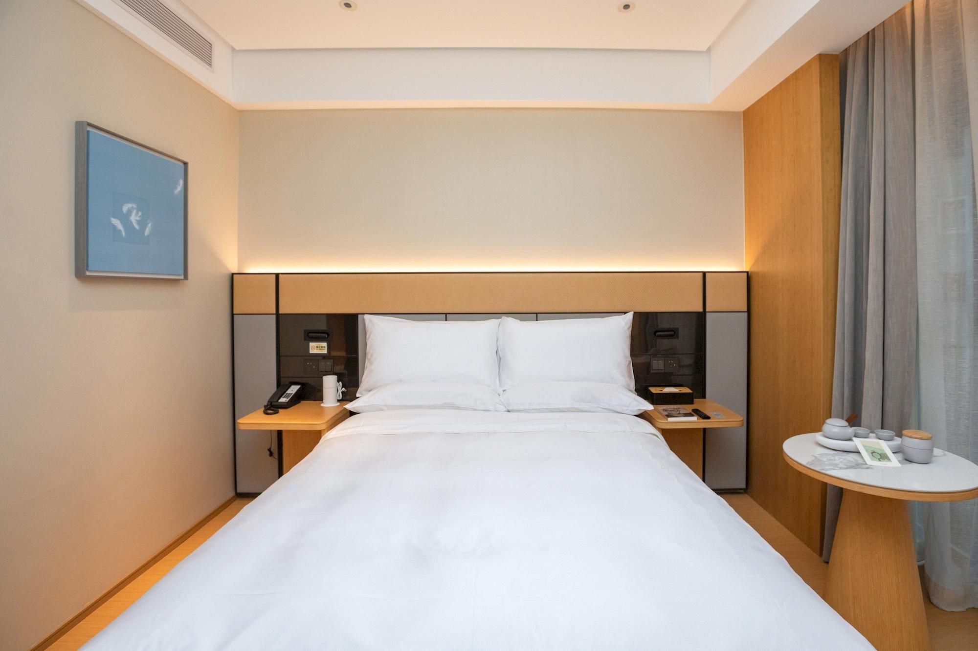 Huazhu - Room With Bed