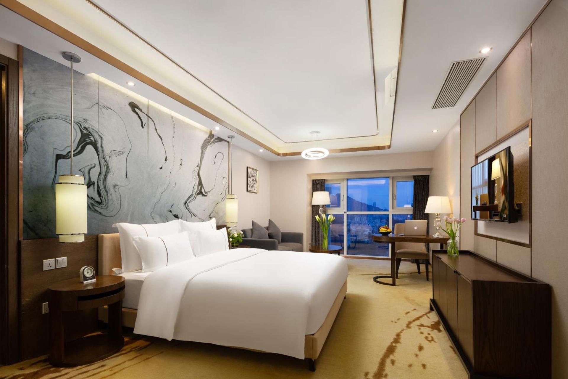 Deluxe Queen Bed