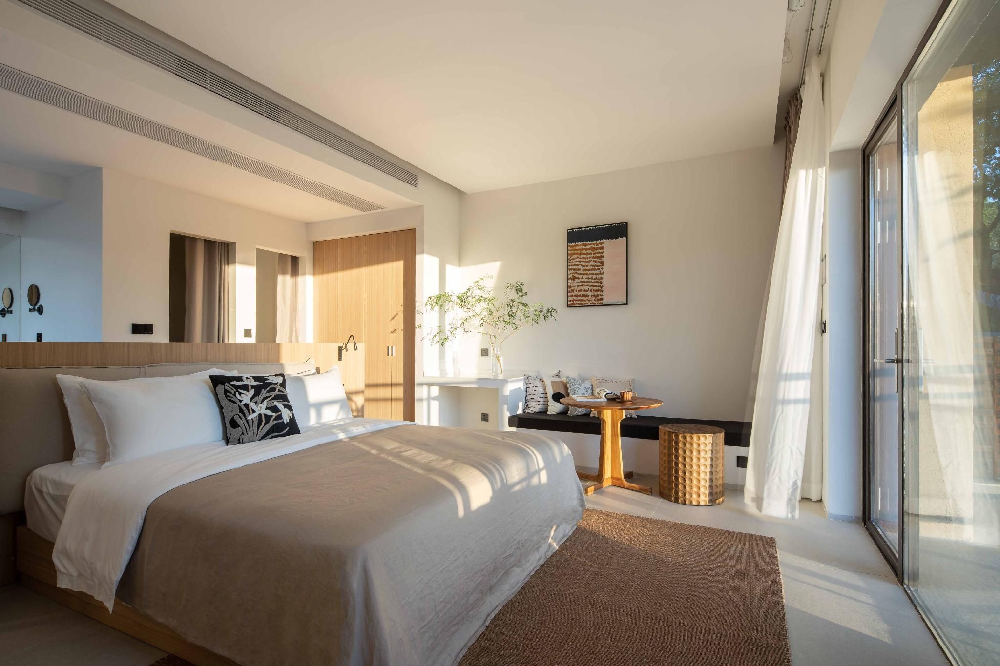 Courtyard Queen Room with Balcony