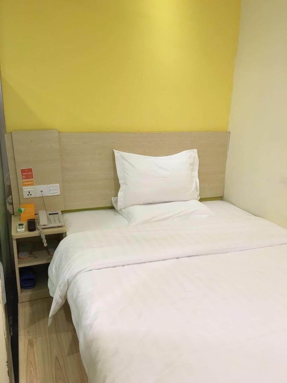 Comfortable Queen Room