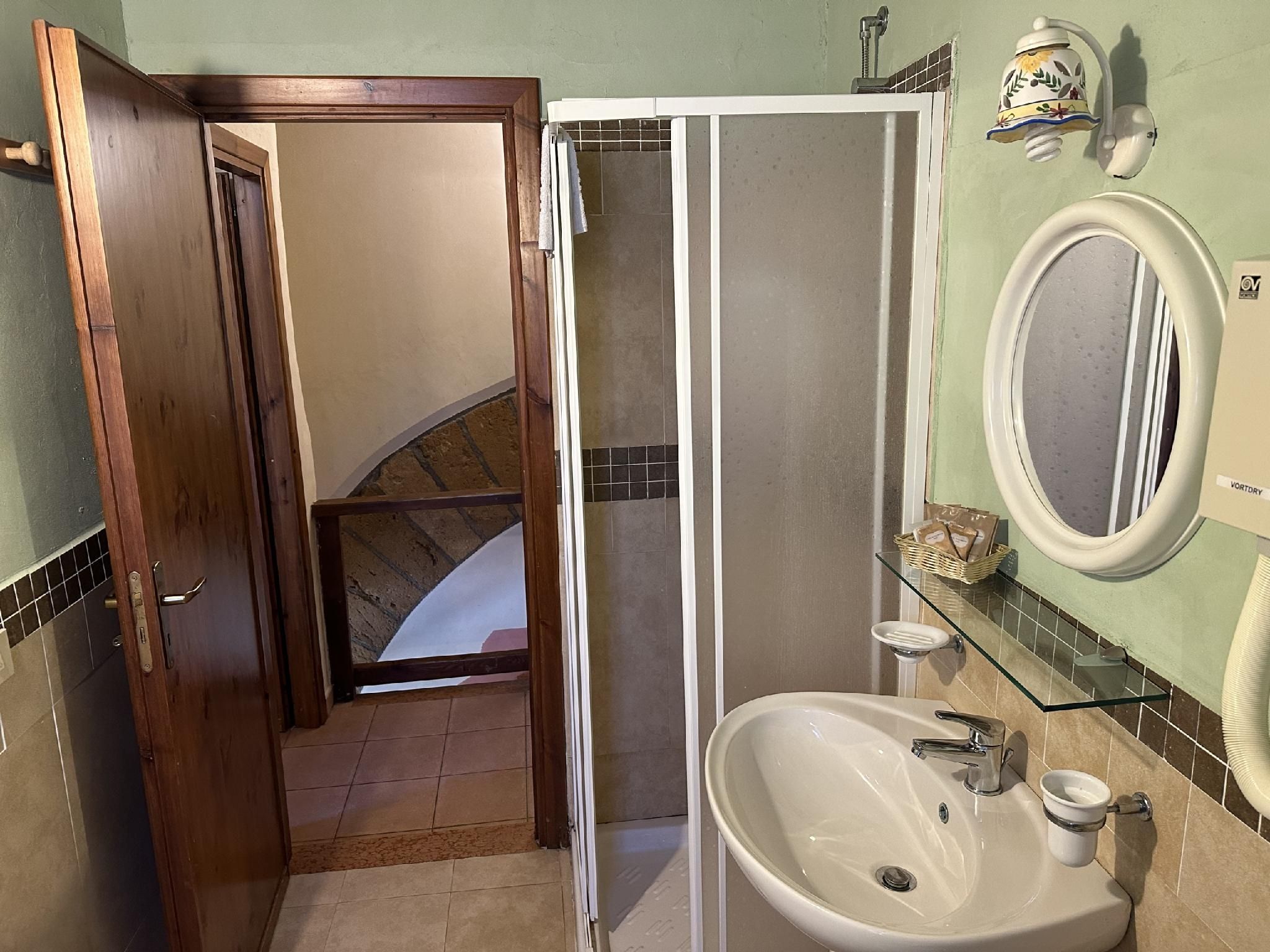 Appartamento-Familiare-Bagno in camera con doccia-Vista giardino-appartamento 2 livelli