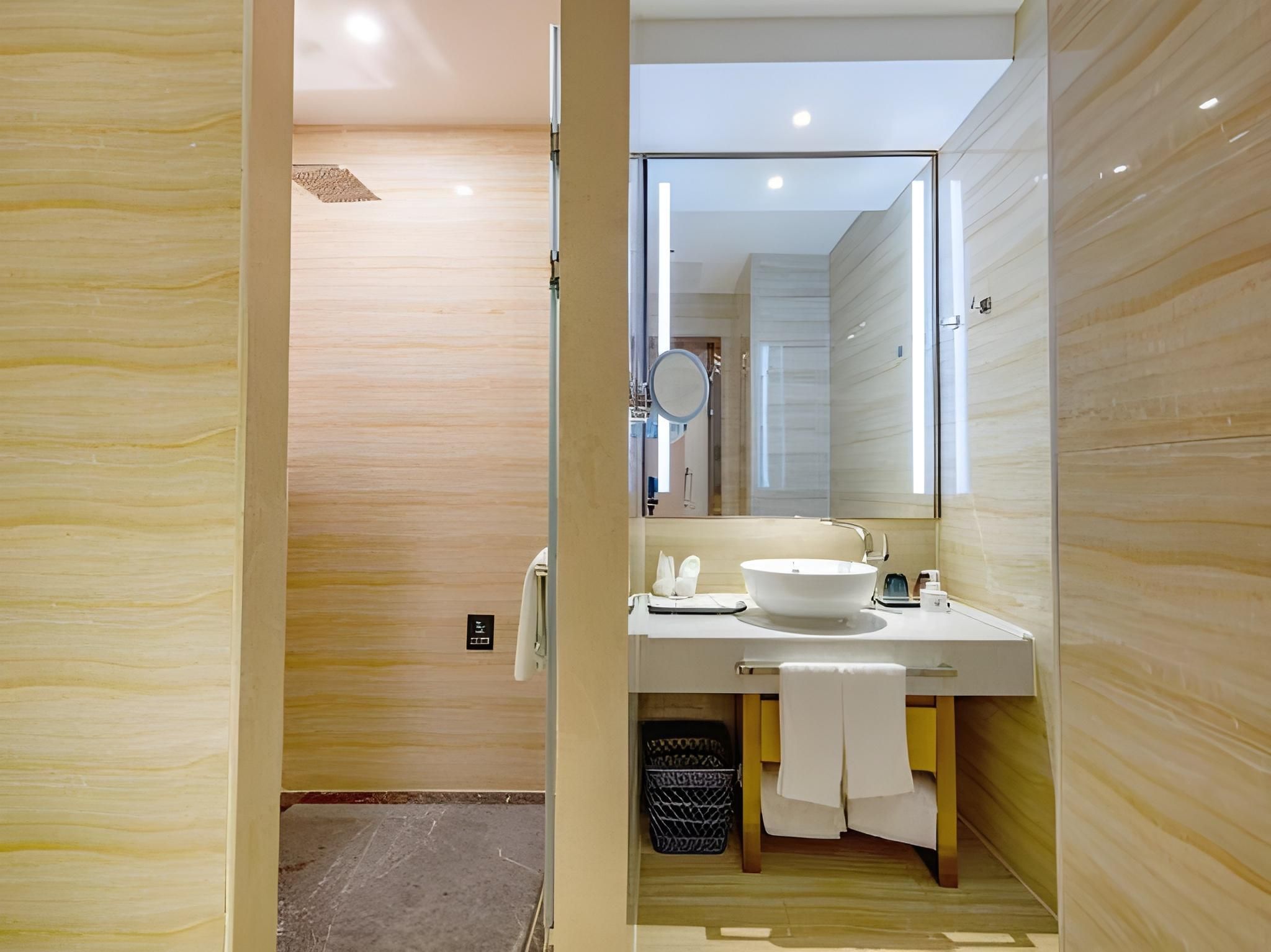 WH - Deluxe Bed Room