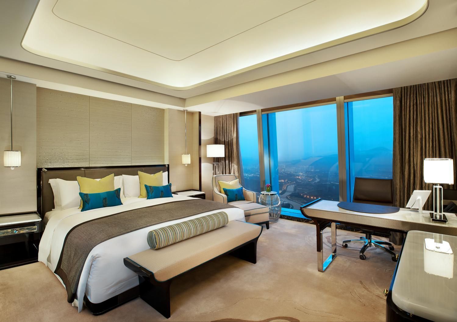 Guest room, 1 King, Urban view