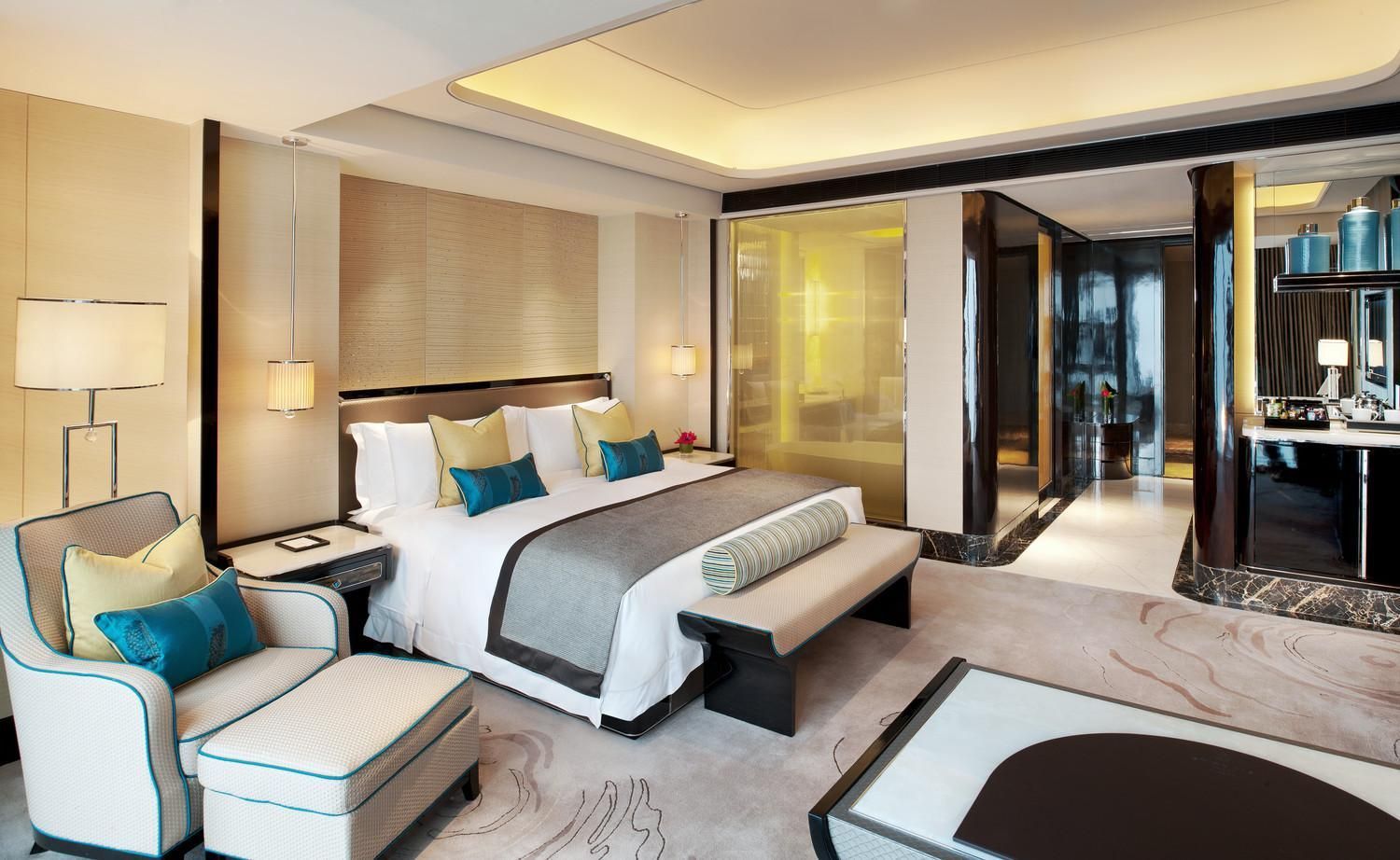 Guest room, 1 King, City view