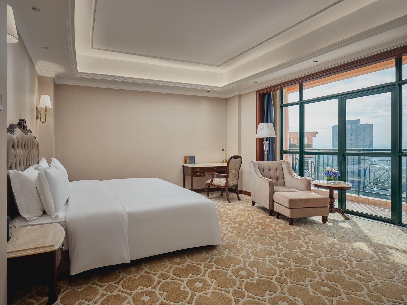 1 King Standard Lounge Access