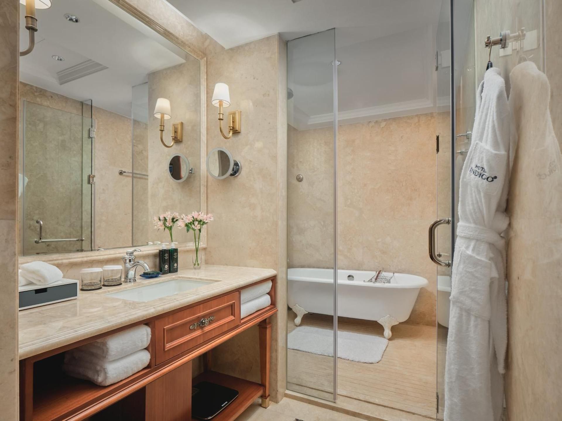 One-Bedroom Twin Suite with Theme Park View