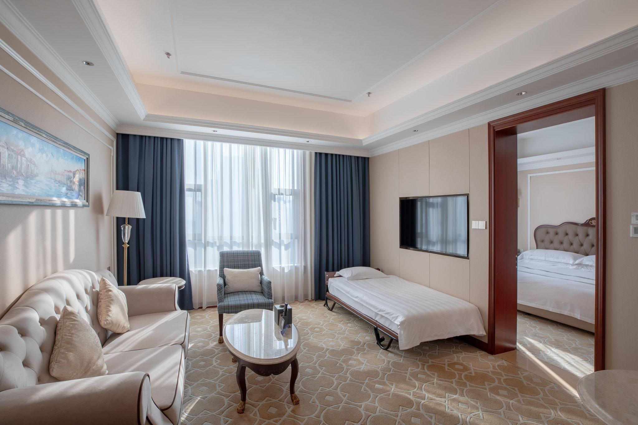 1 King 1 Bedroom Suite Living Area