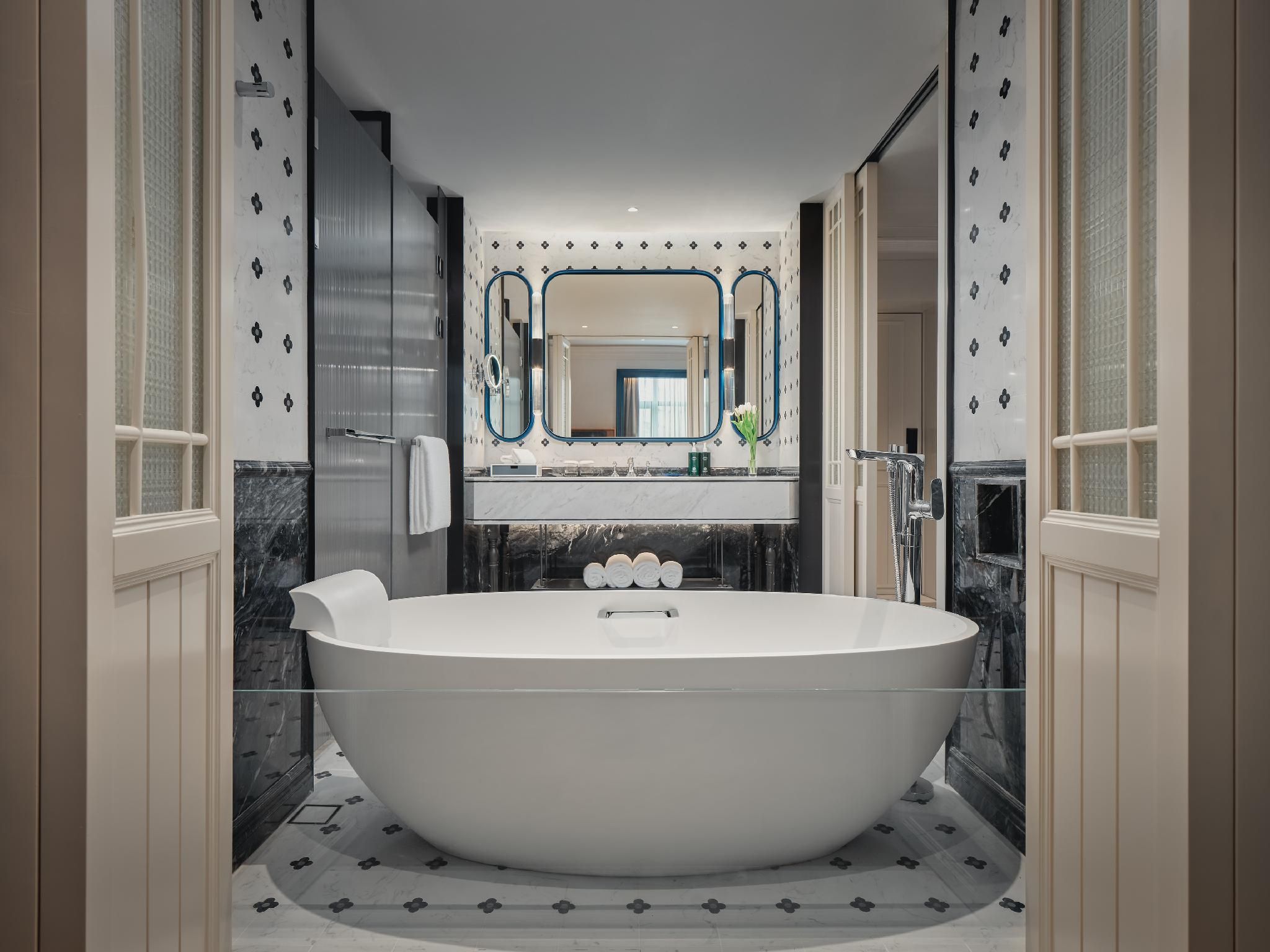 1 King Premium Window Of The World View