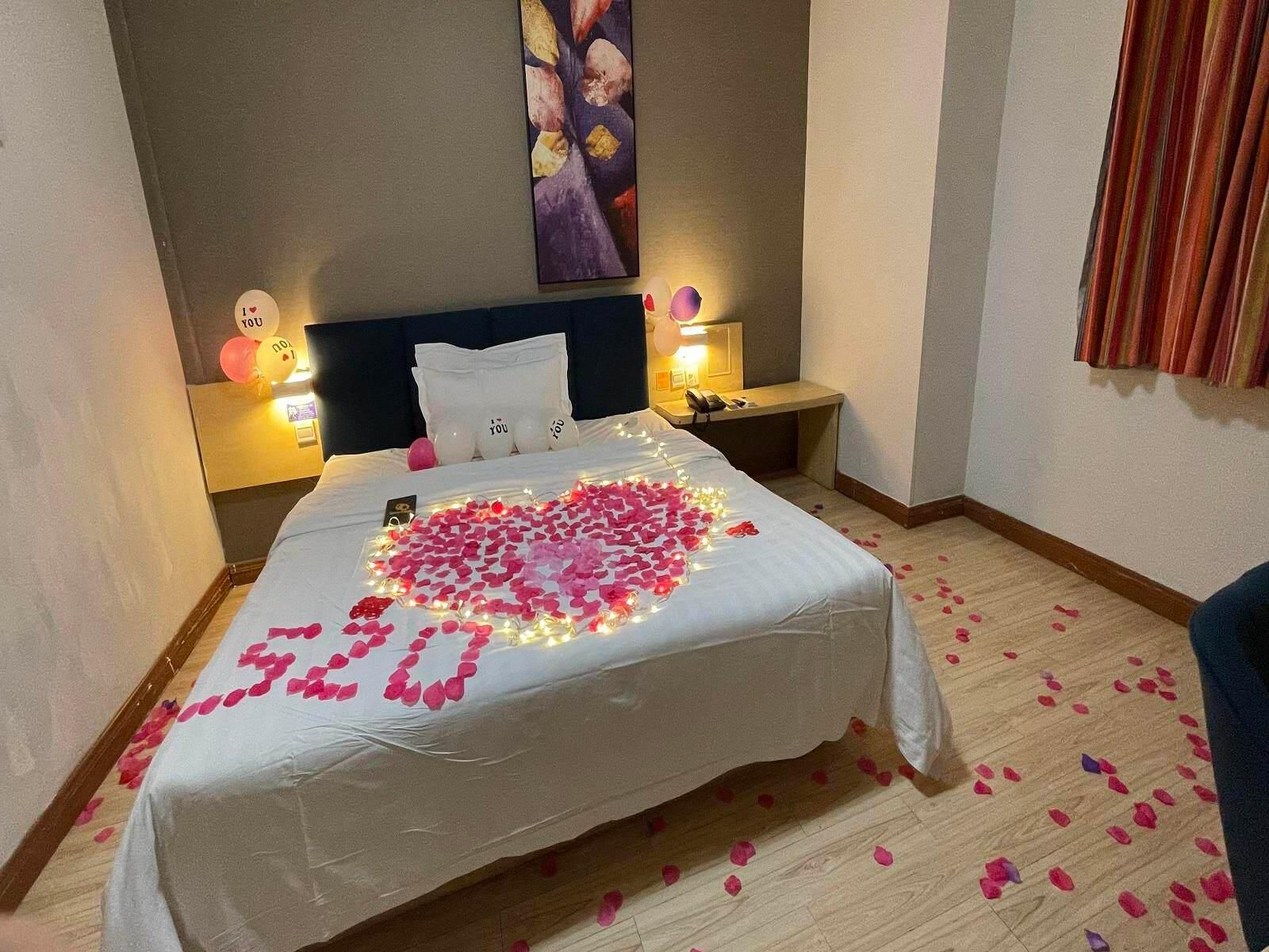 WH - Holiday Theme Room