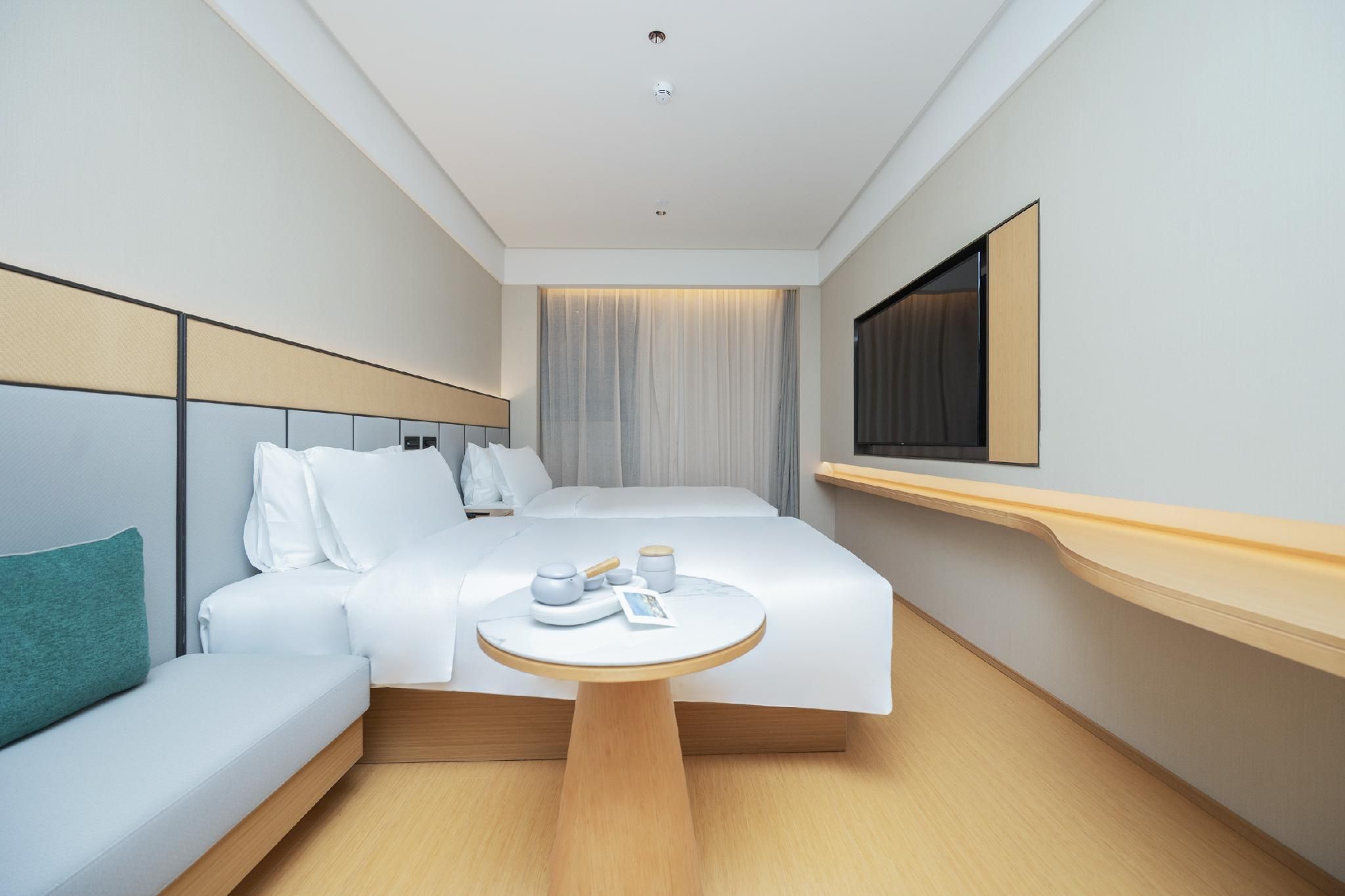 Twin Room, Inner View