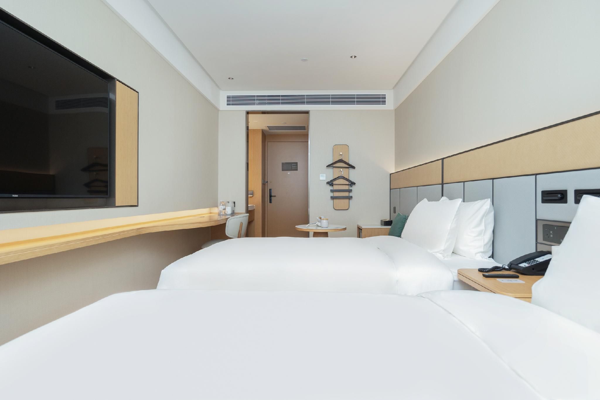 Twin Room, Inner View
