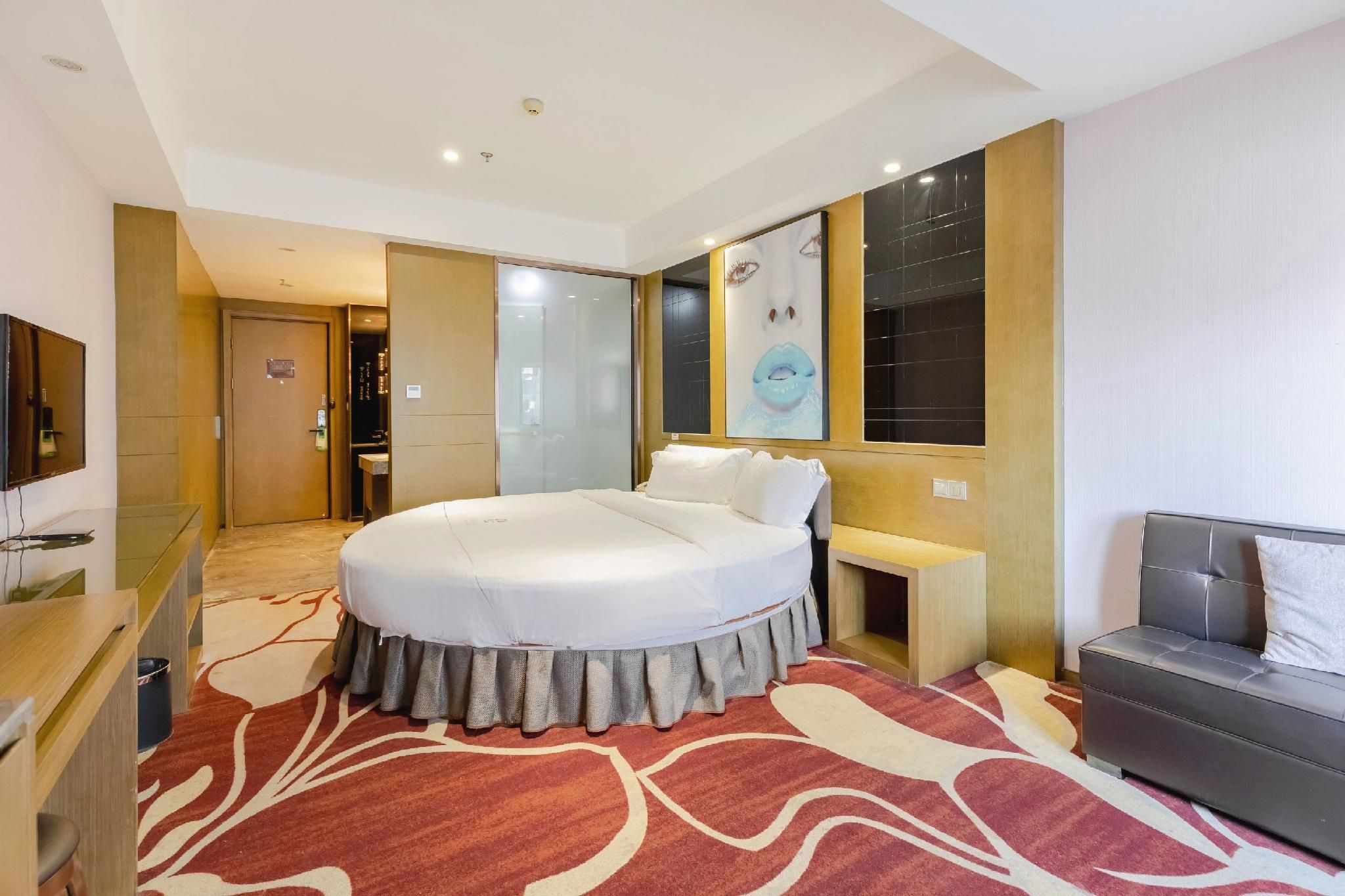 Round Bed Room
