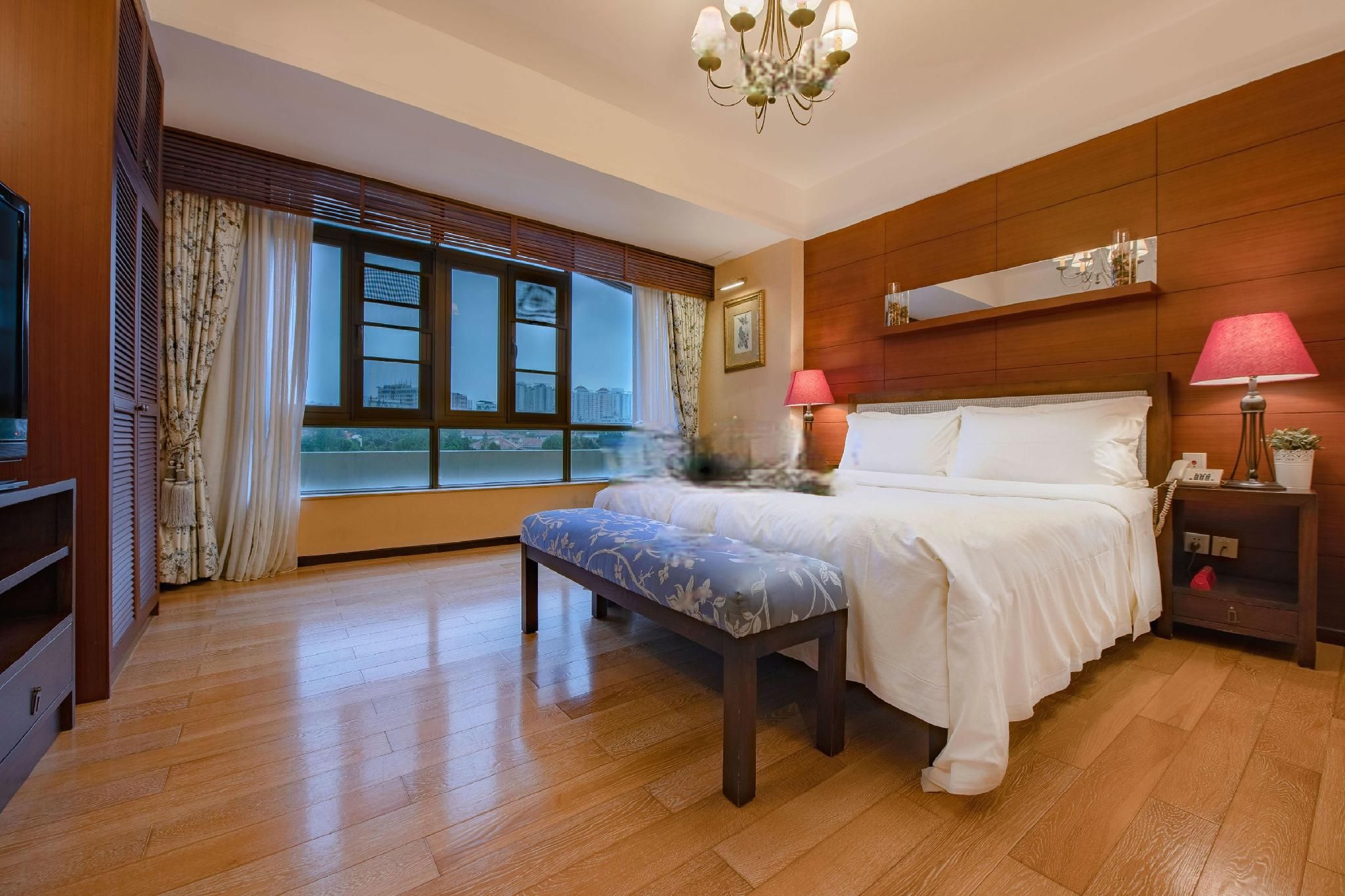 Deluxe Suite B