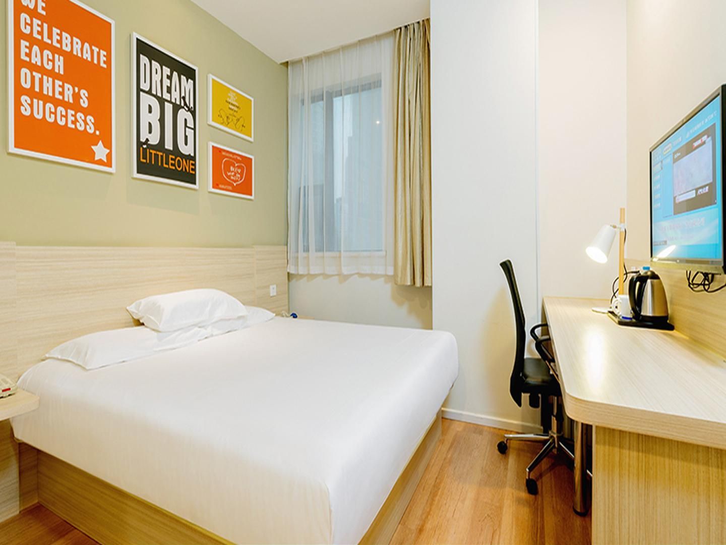 Hotel Queen Room