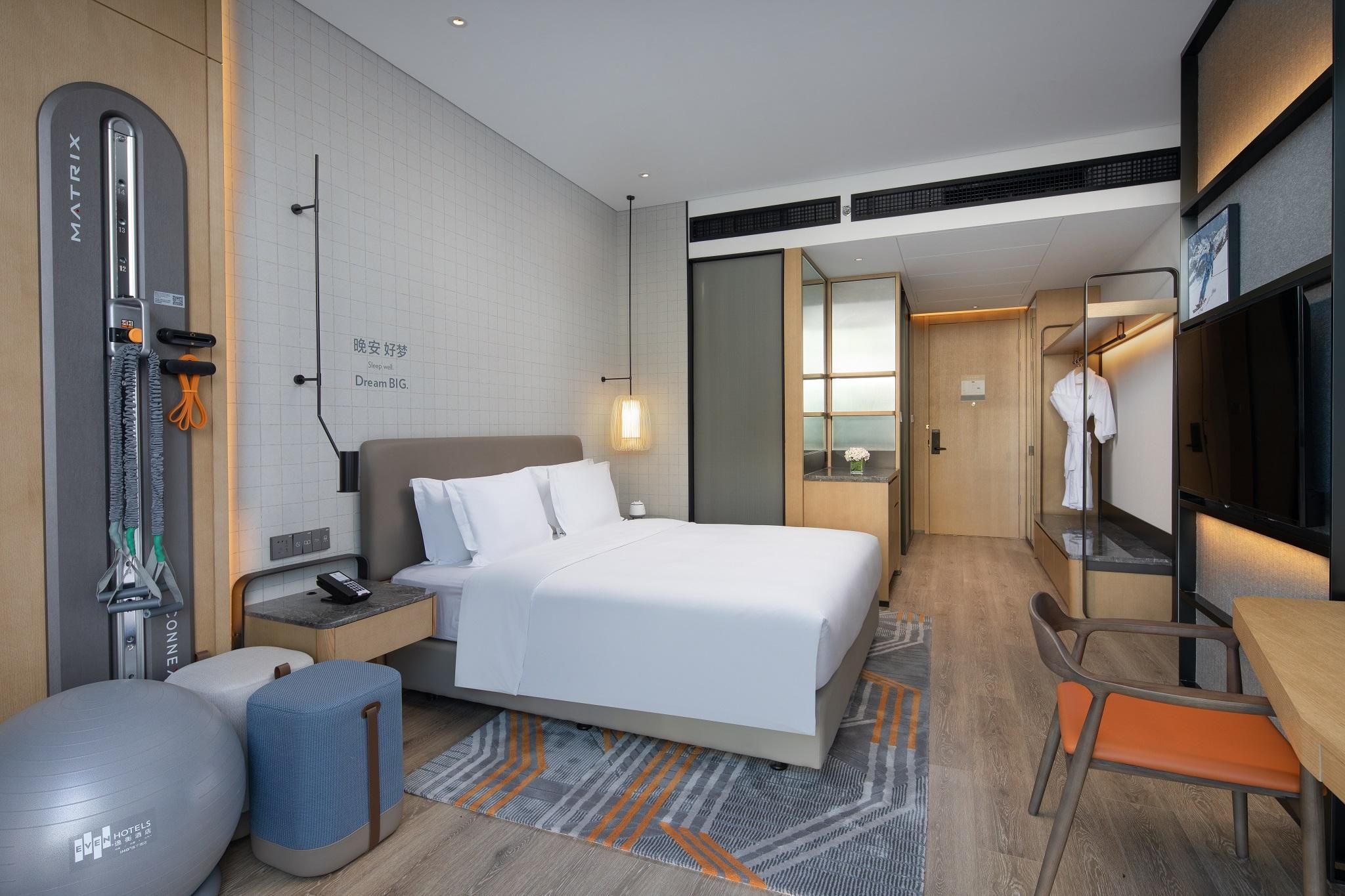 1 King Bed Standard With Fitness Mirror