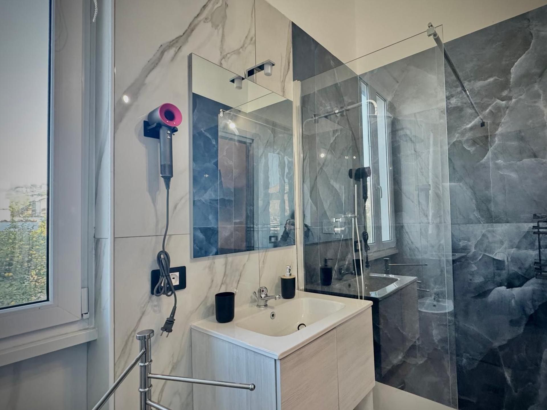 Deluxe One-Bedroom Apartment