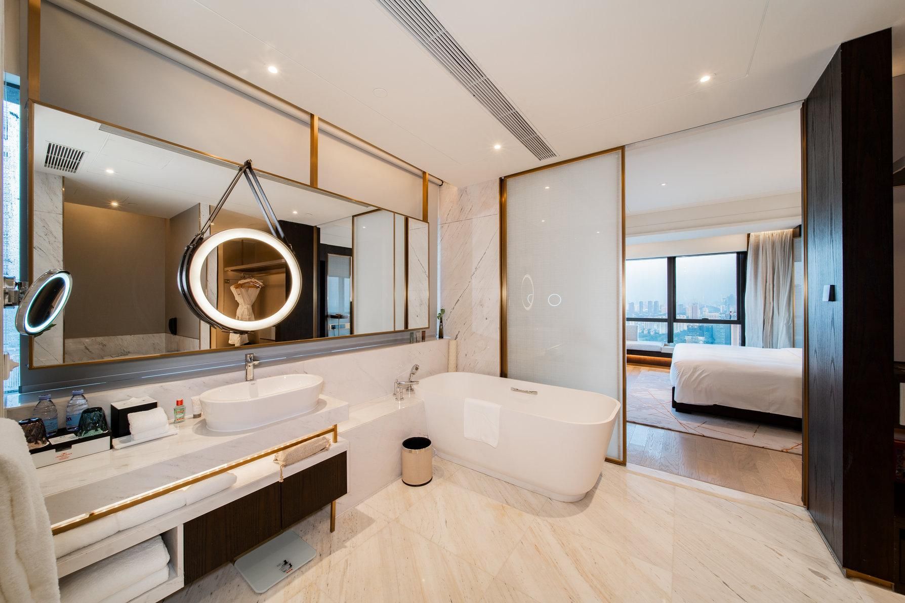 1 King bed 1 Bedroom Suite Lounge Access