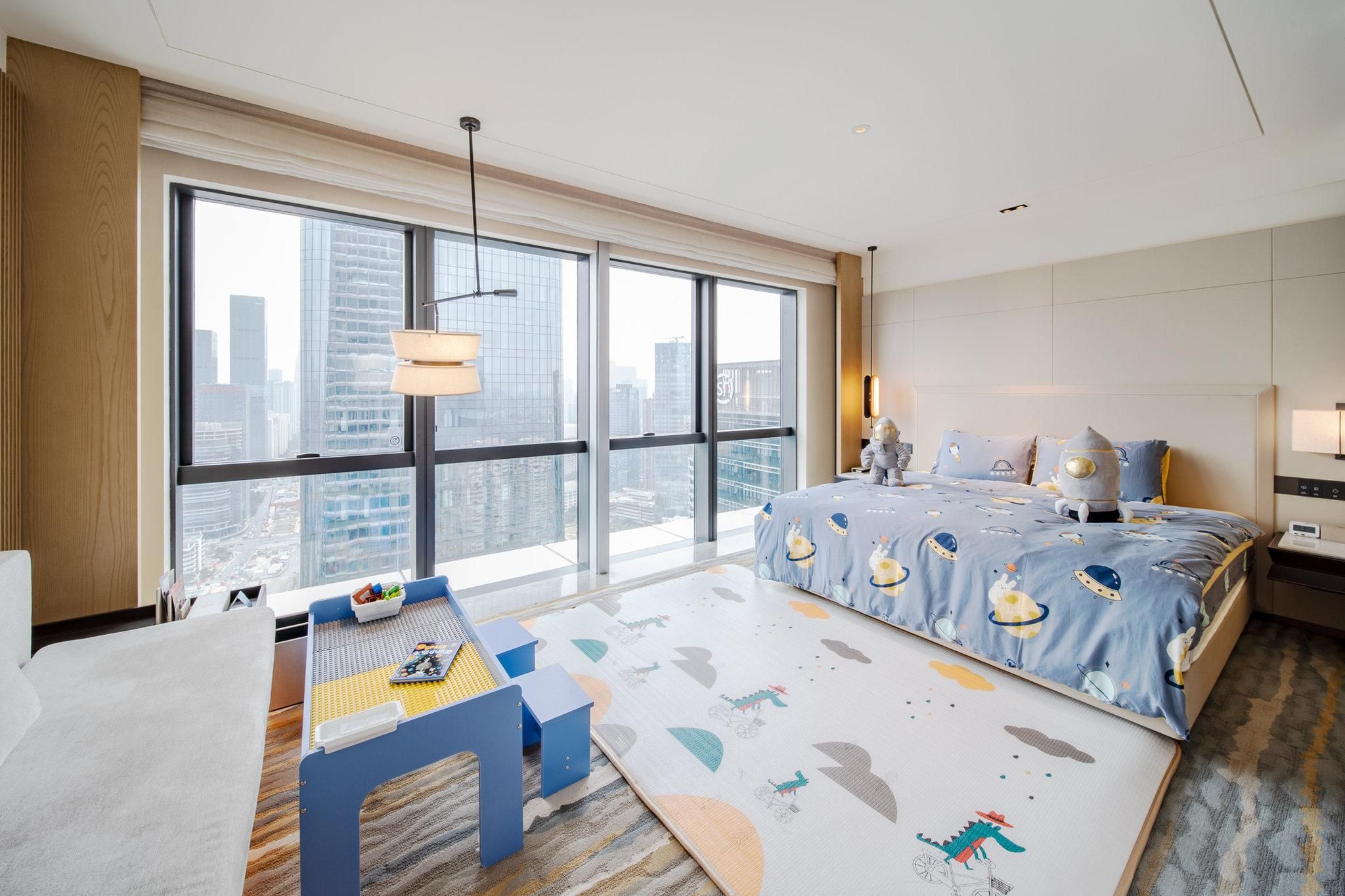 1 King Bed Standard Kids Theme
