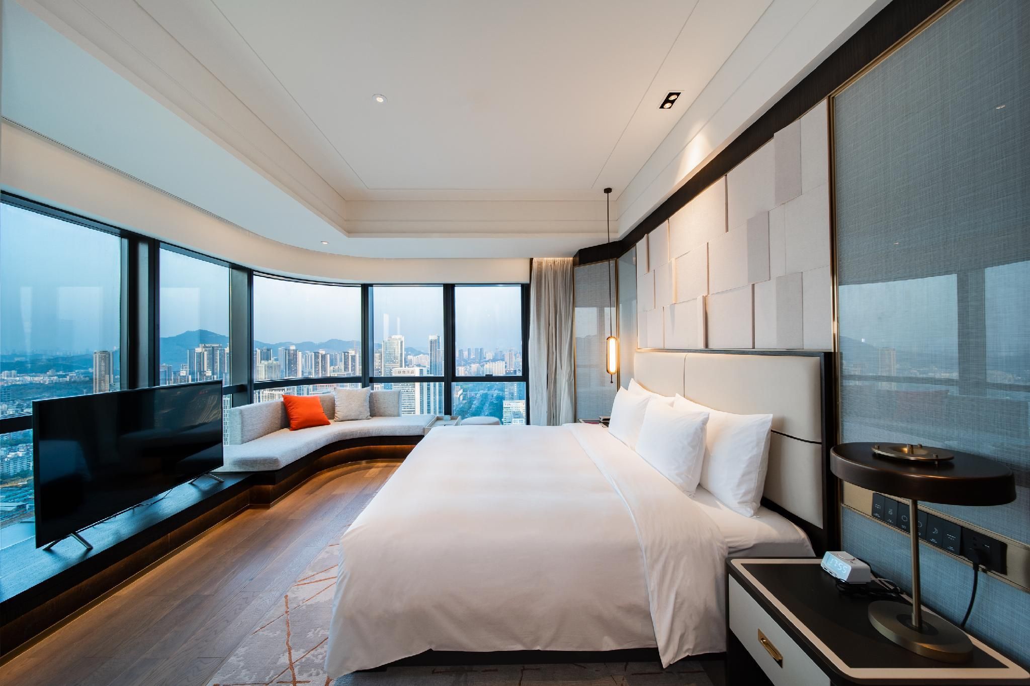 2 King Presidential Suite Lounge Access