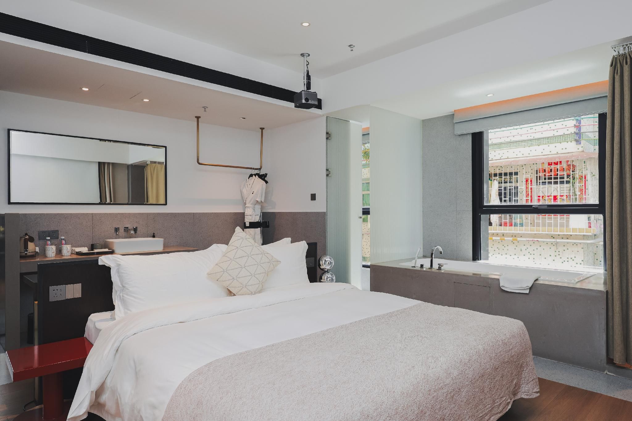 Superior King Room with Bathtub