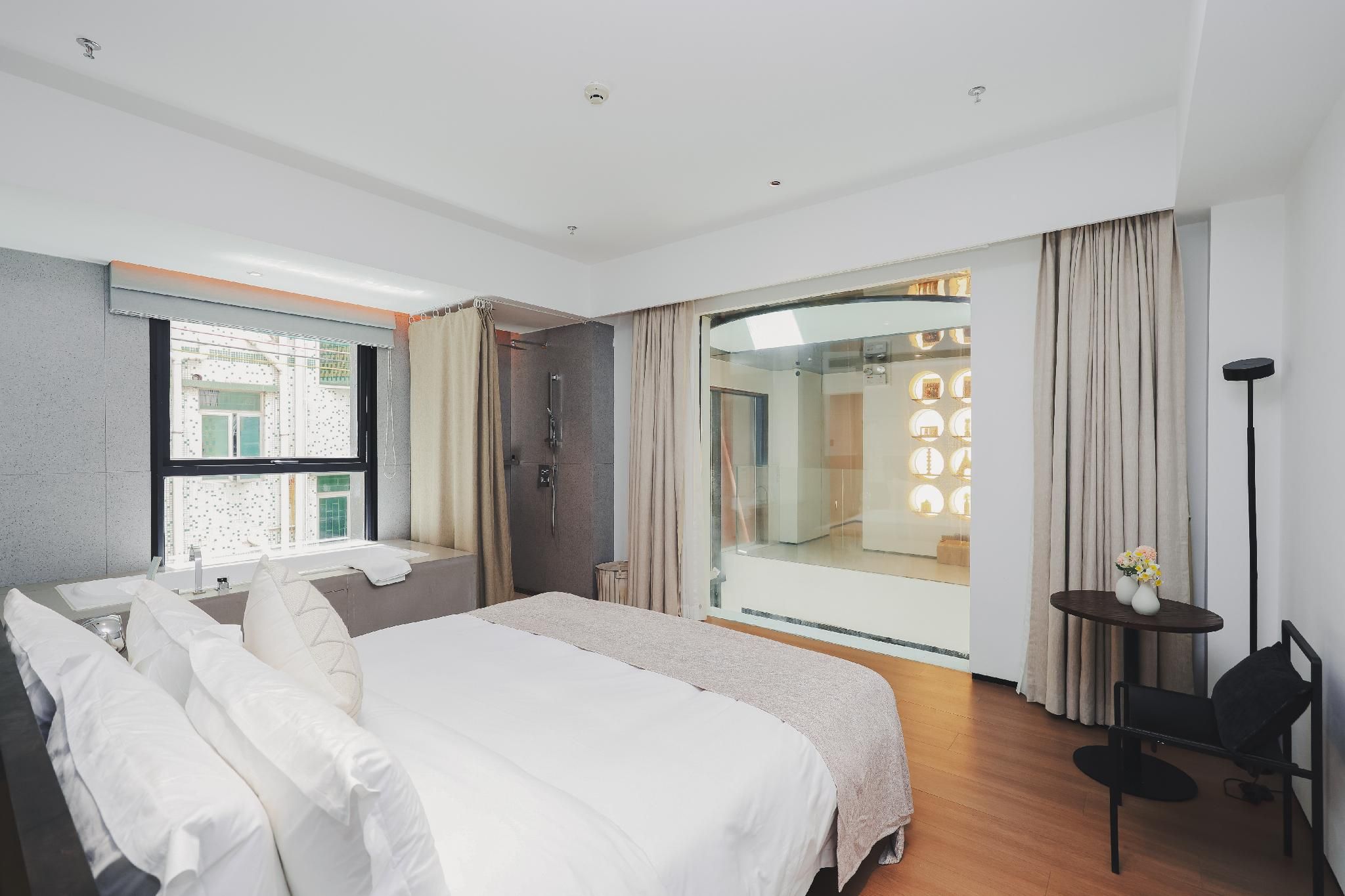 Superior King Room with Bathtub