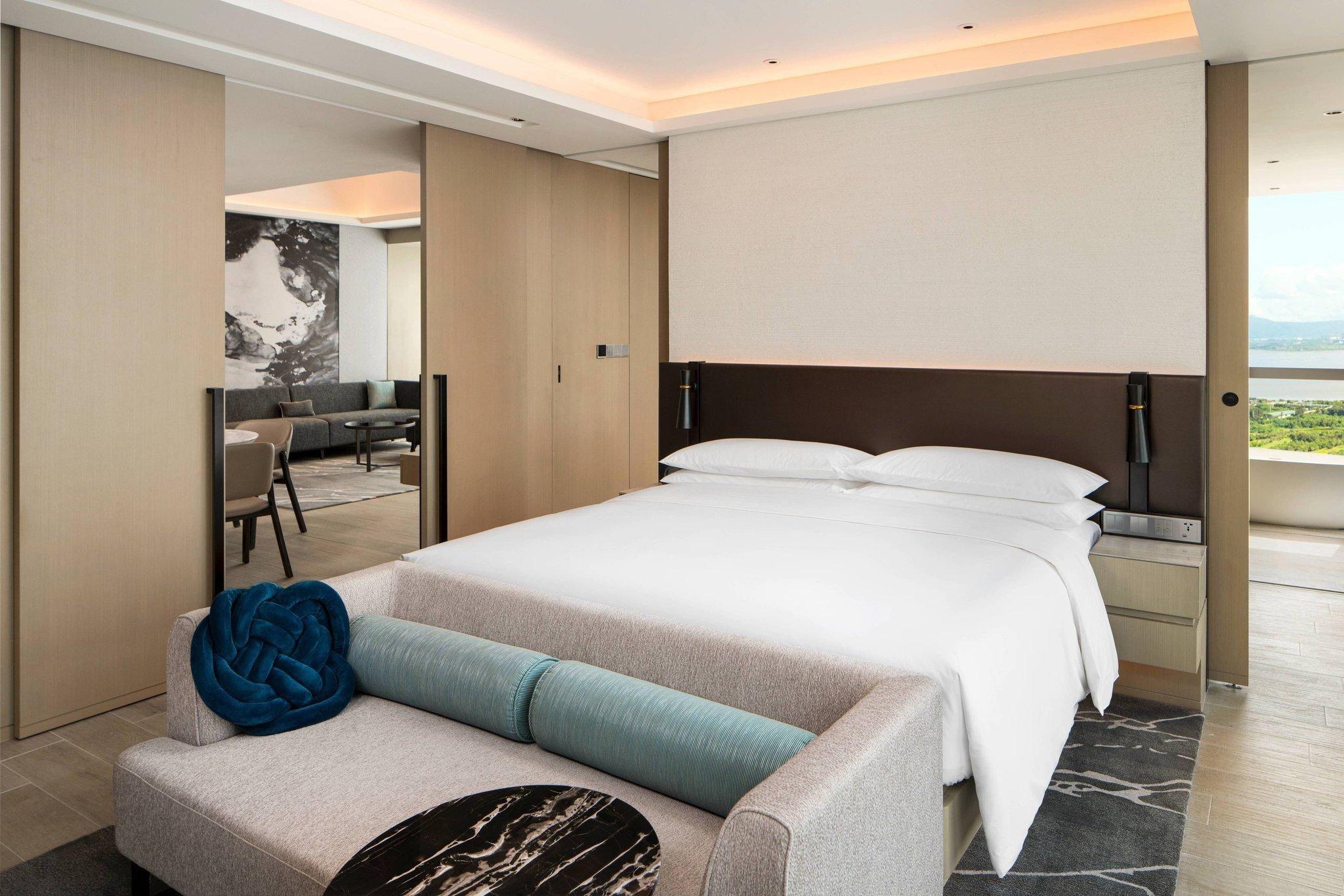 Executive Bayview Suite, Concierge lounge access, Executive Suite, 1 King, Bay view