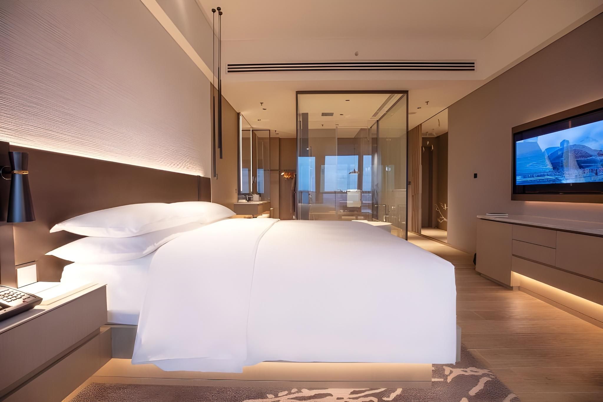 Guest room, 1 King, City view