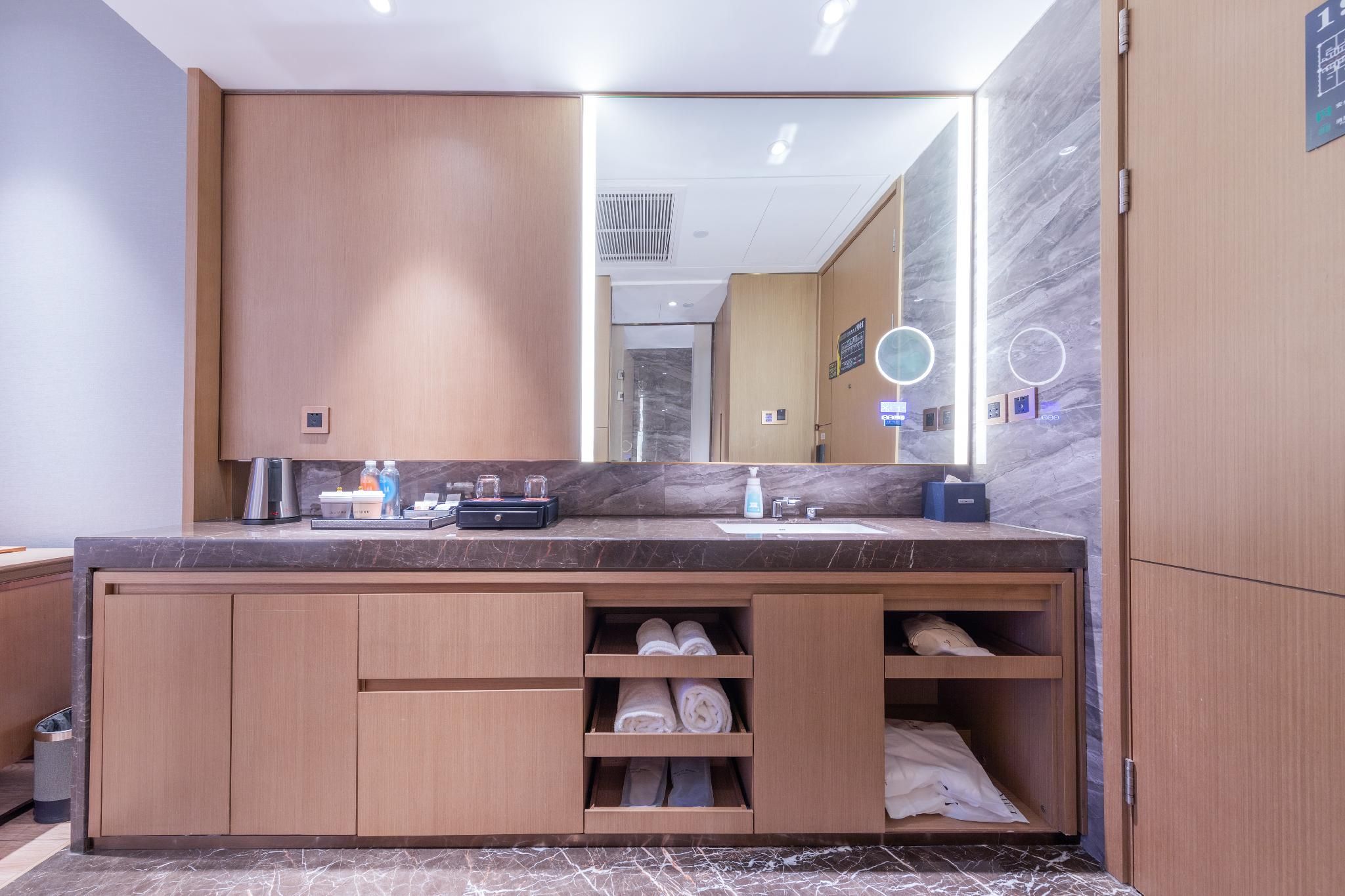 Executive Family Kid Queen