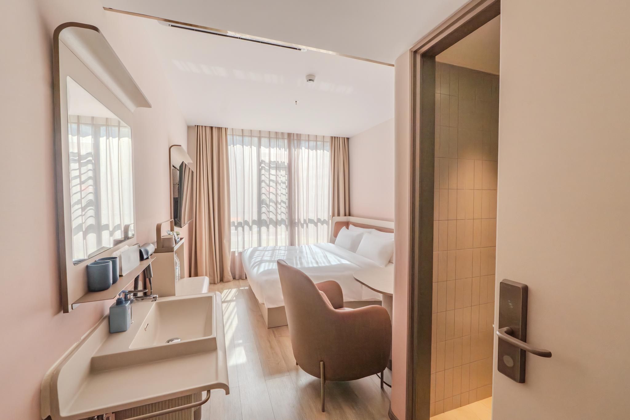 Business Queen Bed Room