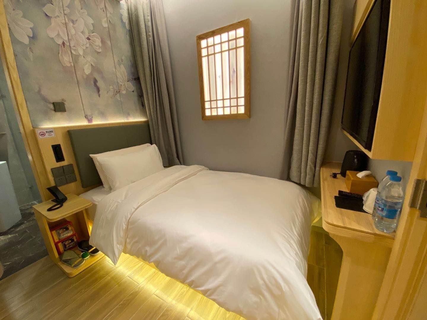 Huazhu - Room With Bed