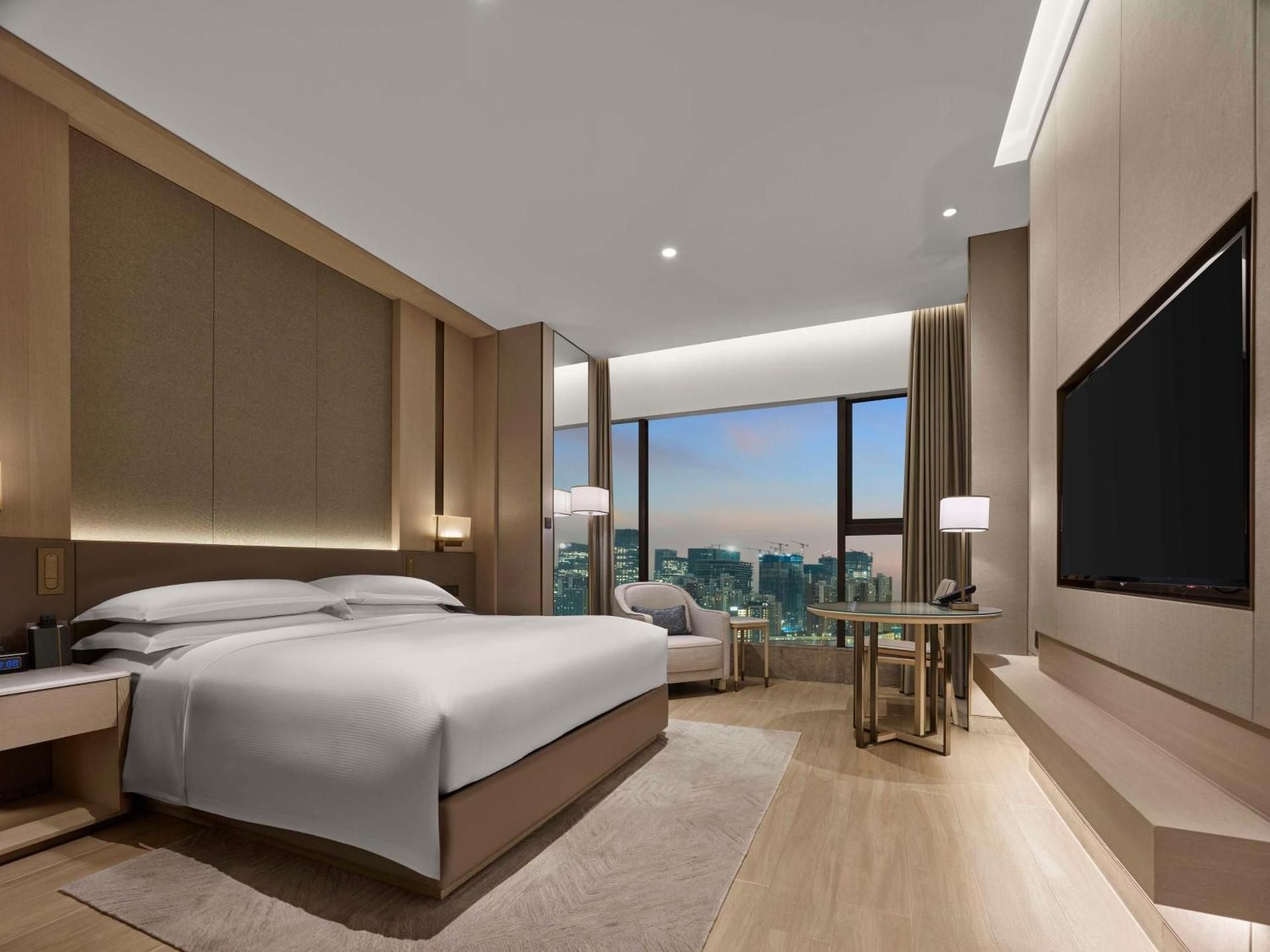 KING GUEST ROOM- CITY VIEW