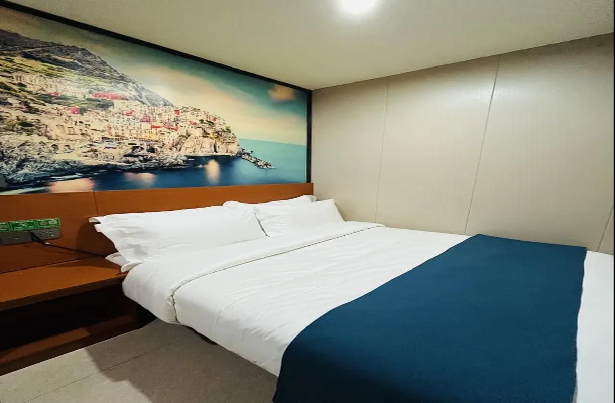 Warm Queen Room
